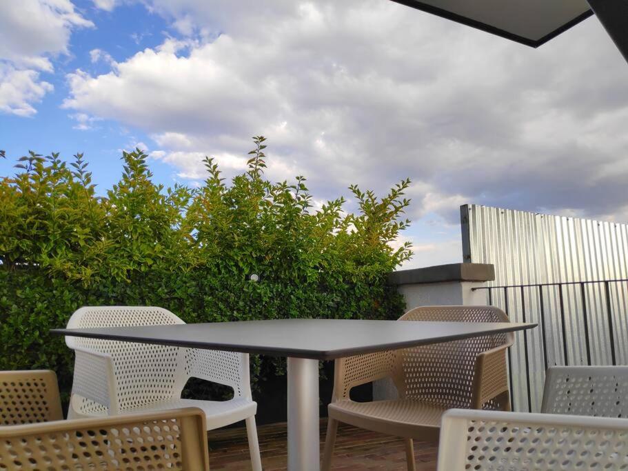 Apartamento Comfy, Intimate With A Haunting Terrace *
