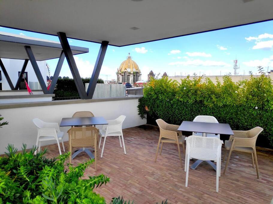 Comfy, Intimate With A Haunting Terrace *