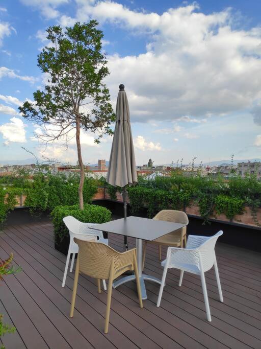 Comfy, Intimate With A Haunting Terrace Apartamento