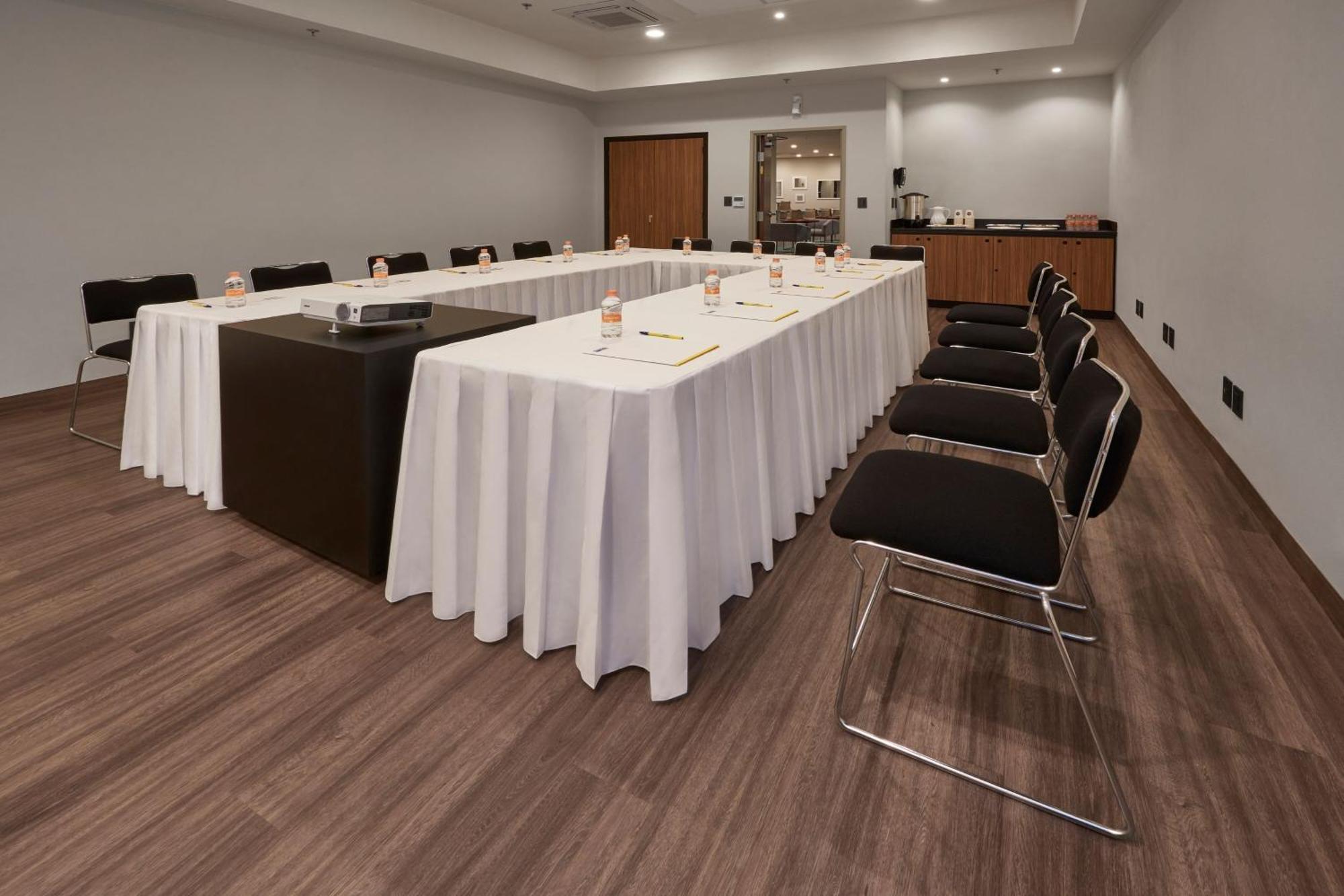 Hotel Express By Marriott La Raza
