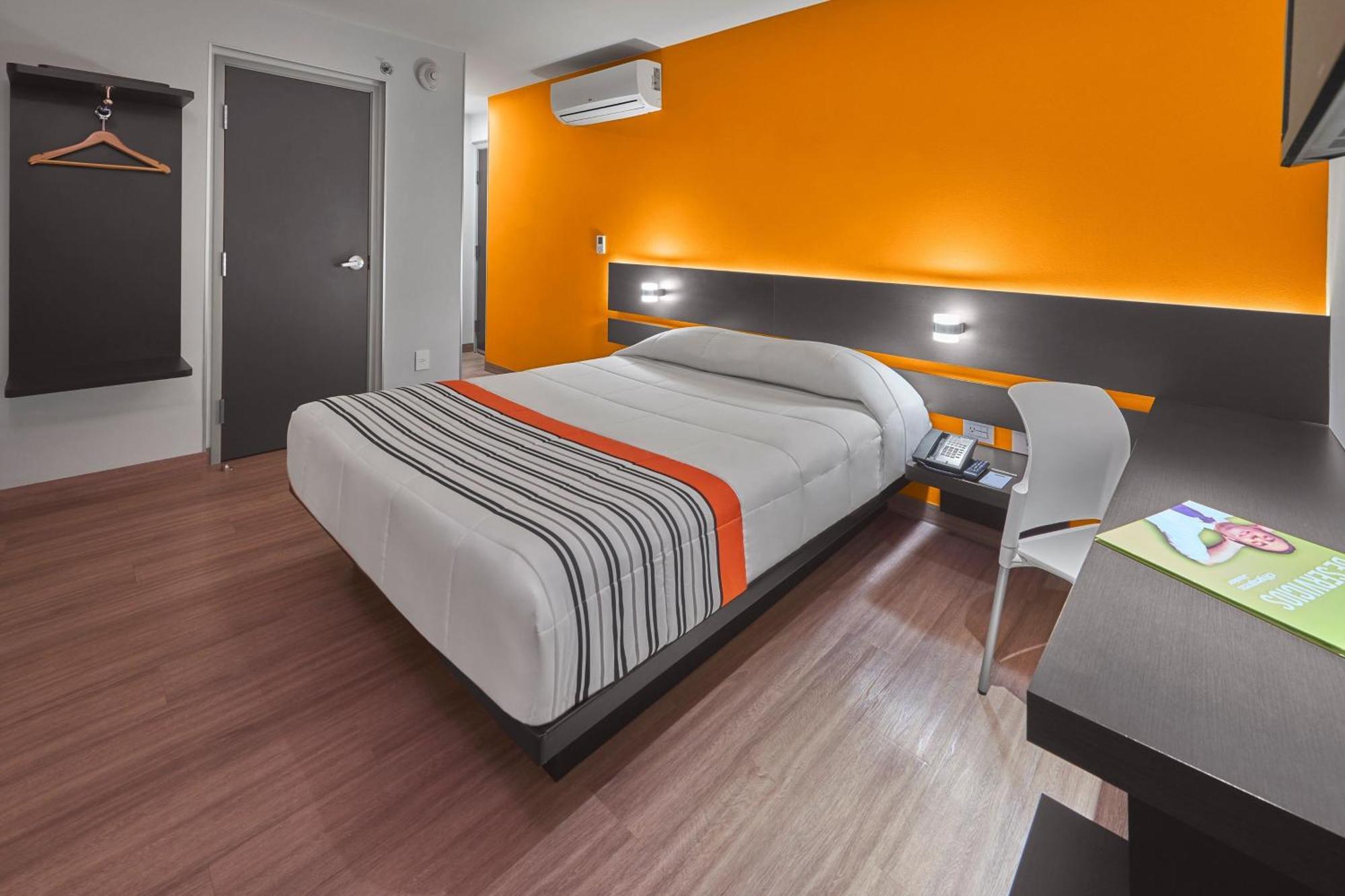 Express Junior By Marriott Ciudad De Sullivan Hotel