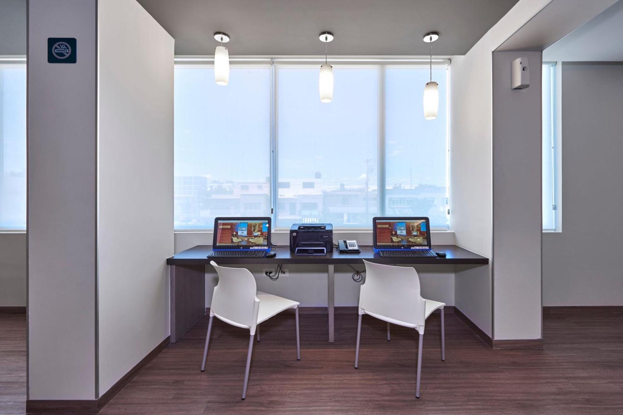 Express Junior By Marriott Ciudad De Sullivan Hotel 4*