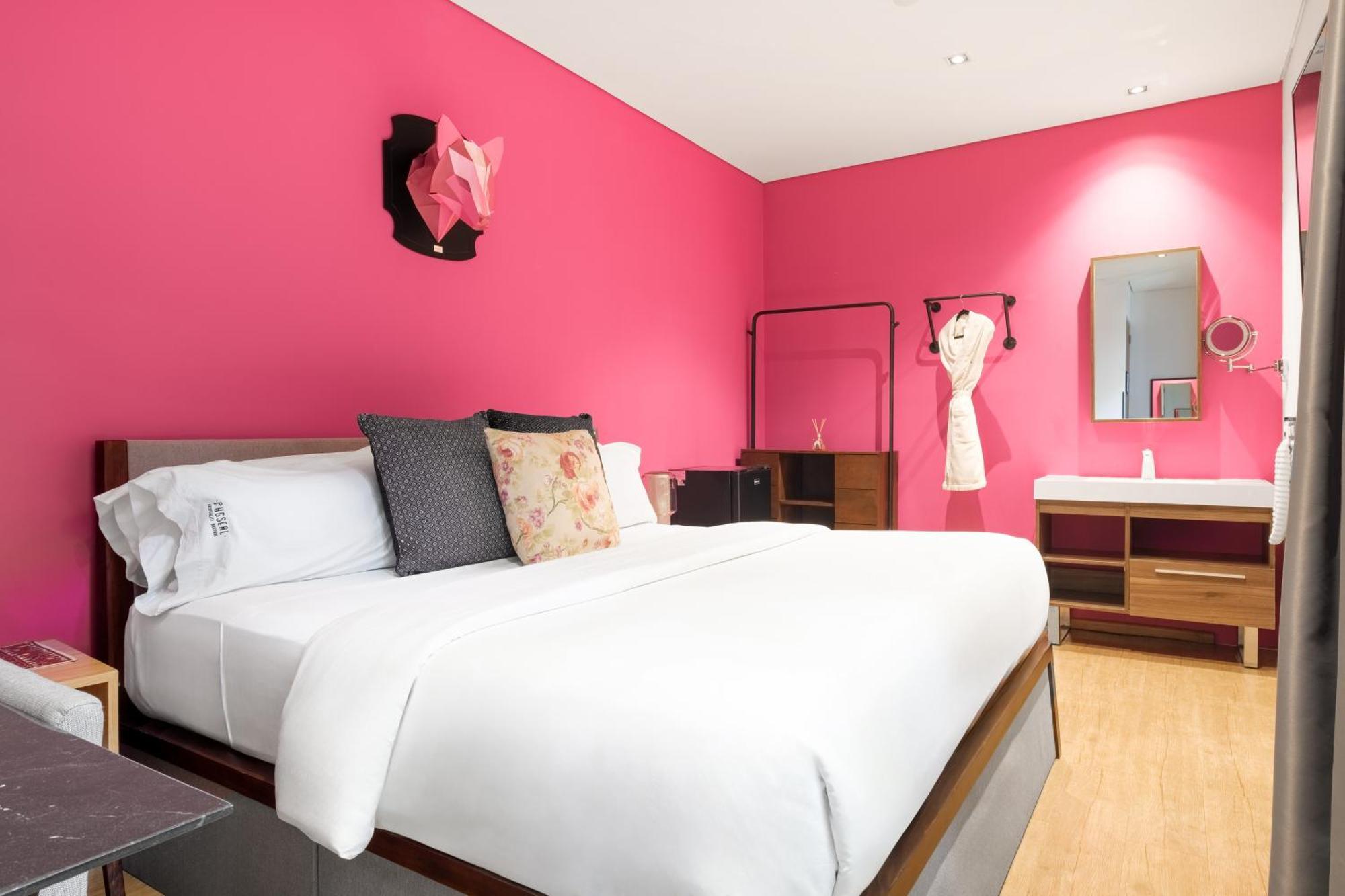 Pug Seal Polanco Allan Poe 5* Mexico City