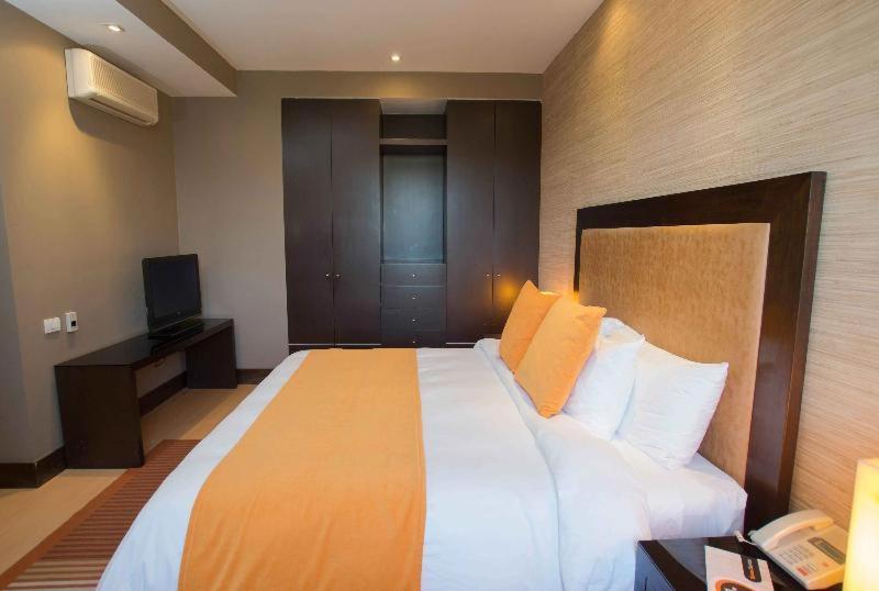 Hausuites Aparthotel 4*