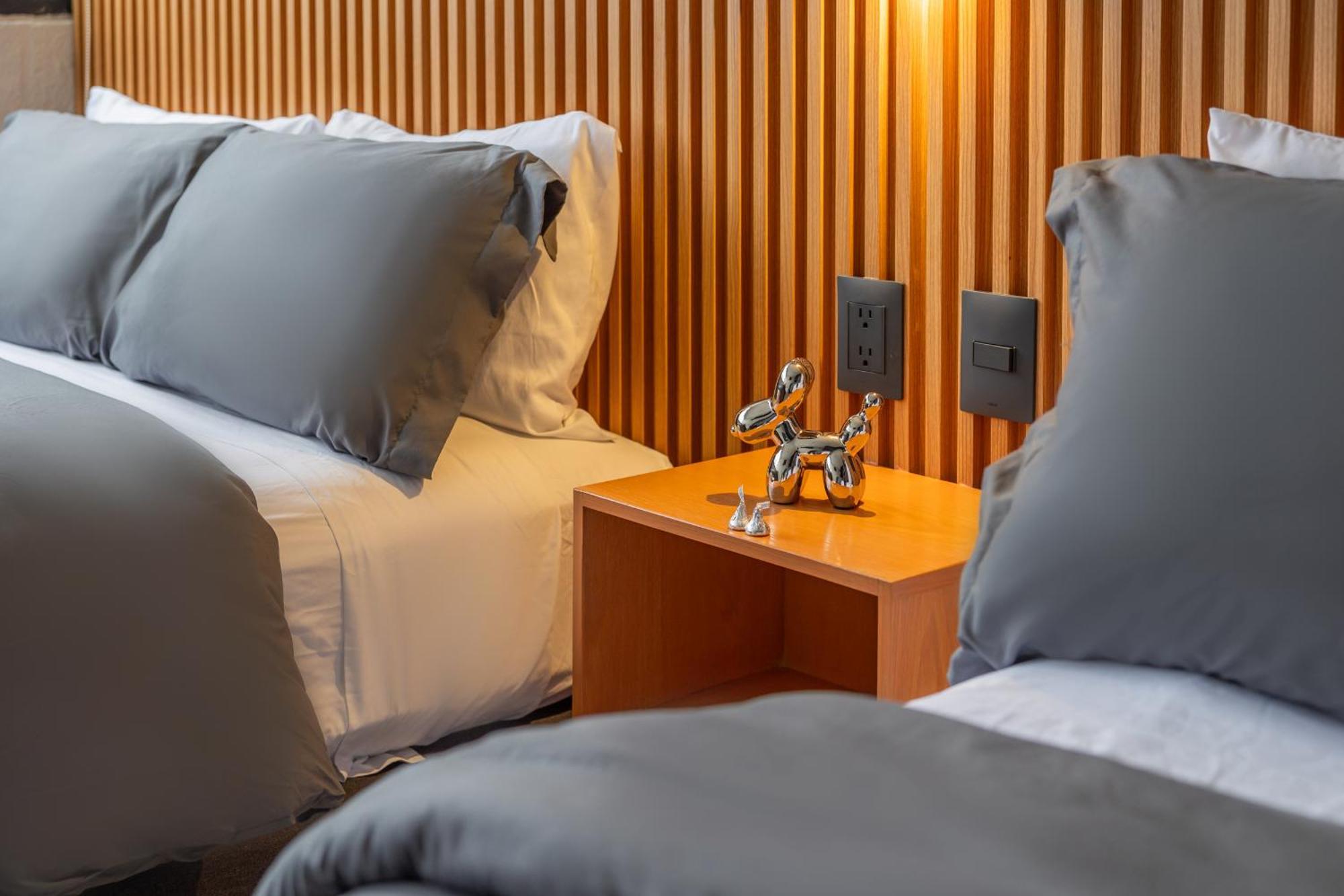 Posh Polanco Tvs And Desks In Each * Cidade do México