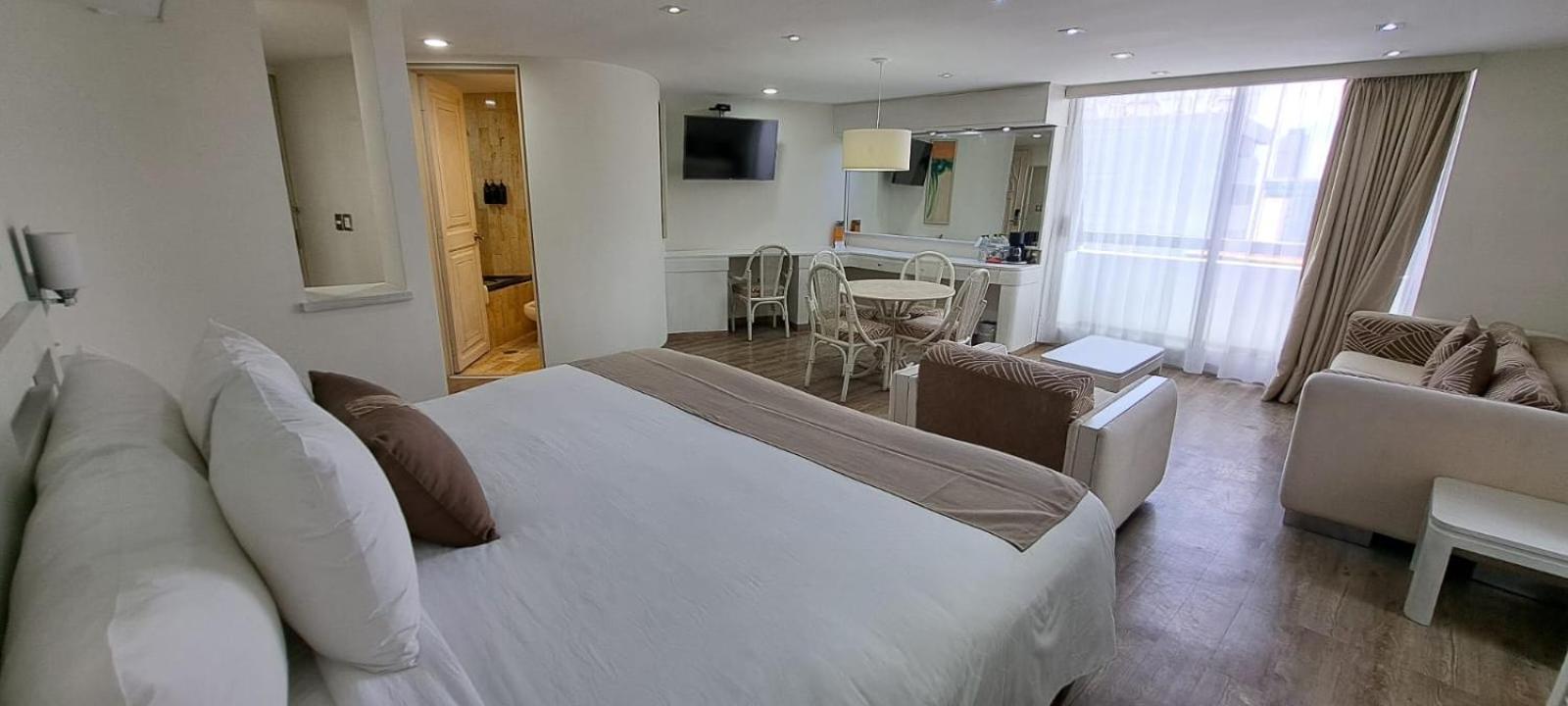 Century Reforma 4*