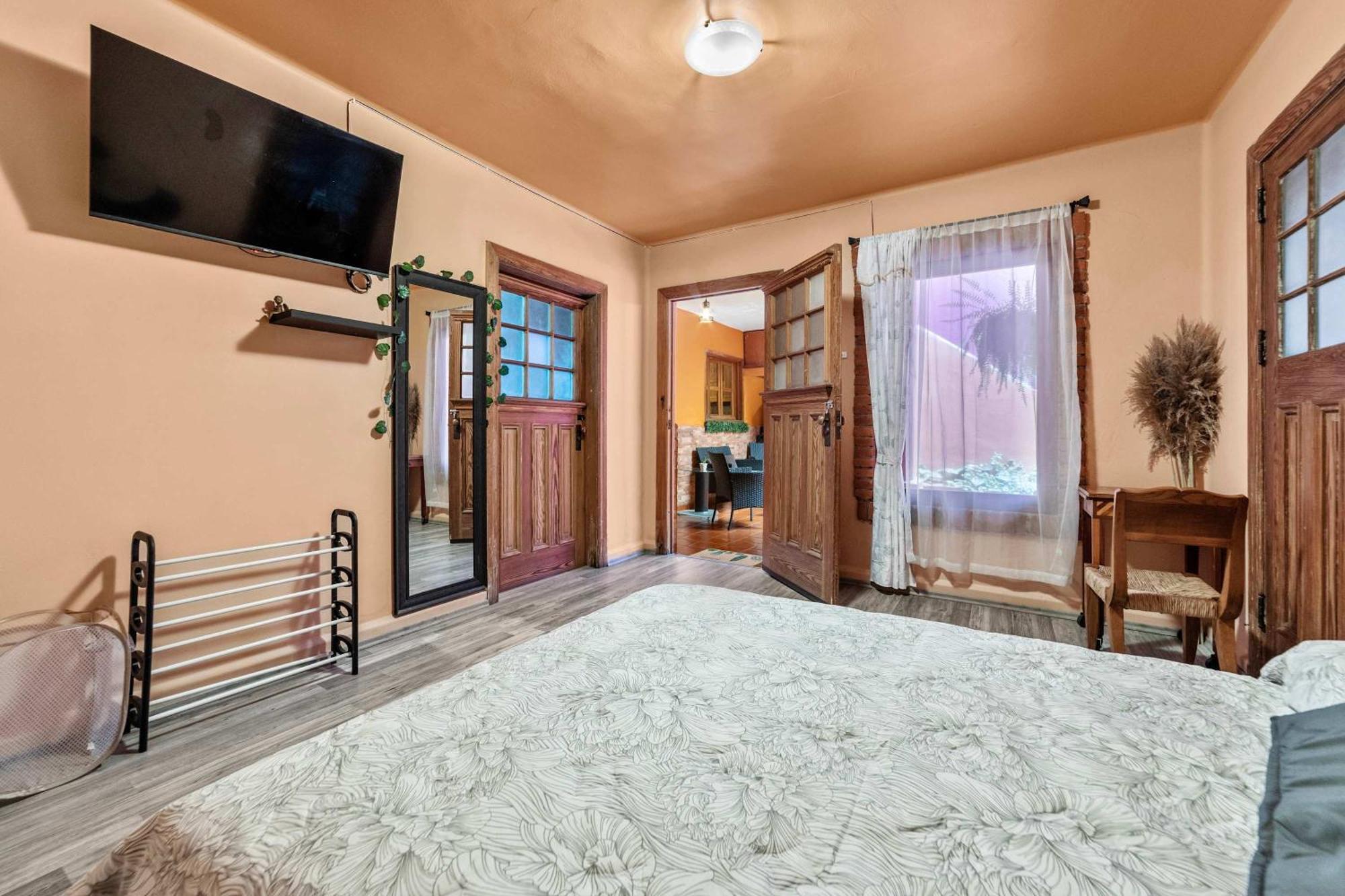 Charming 2-bedroom Retreat In Lomas De Bezares * Mexico City