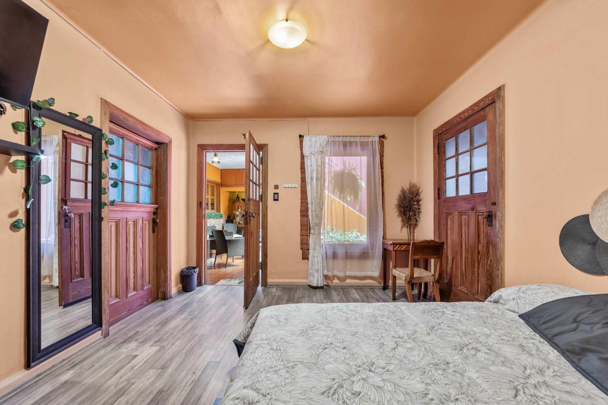 Charming 2-bedroom Retreat In Lomas De Bezares * Mexico City