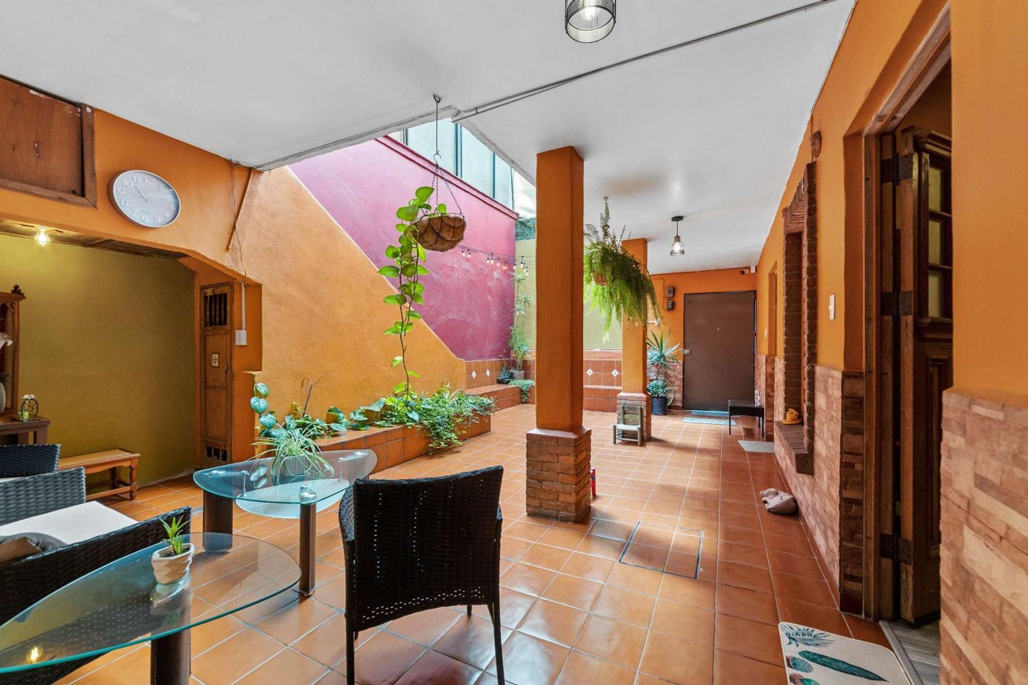 Charming 2-bedroom Retreat In Lomas De Bezares Mexico City