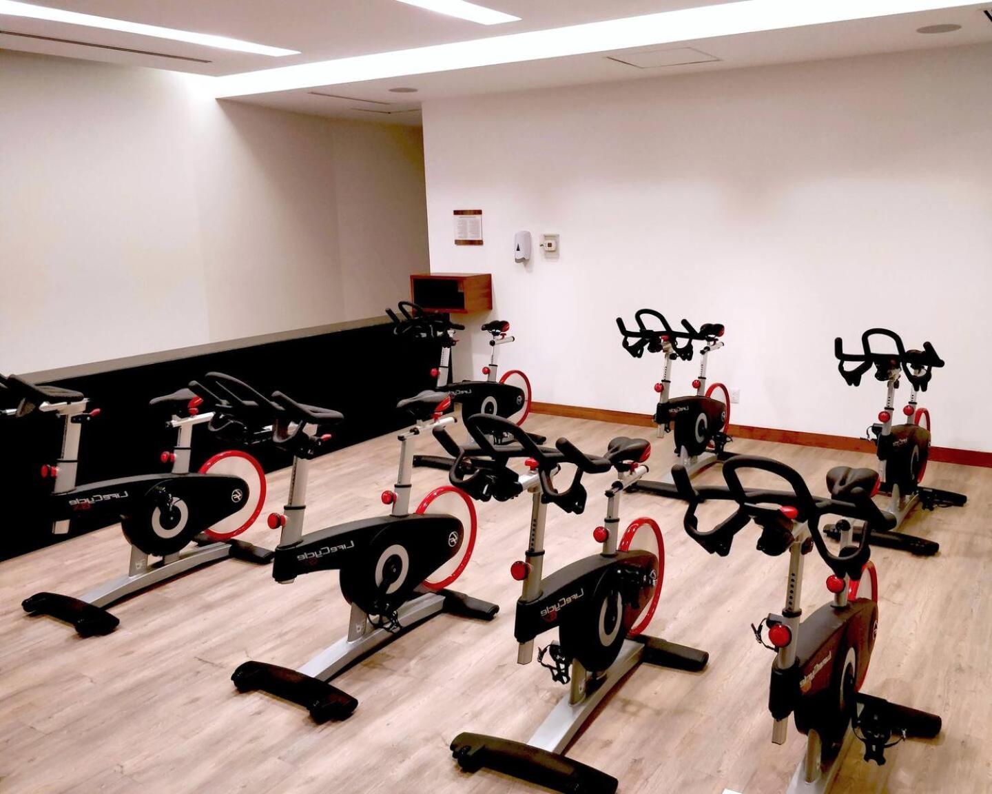 Modern Hi-rise Amazing Views, Pool & Hs Internet! Apartamento