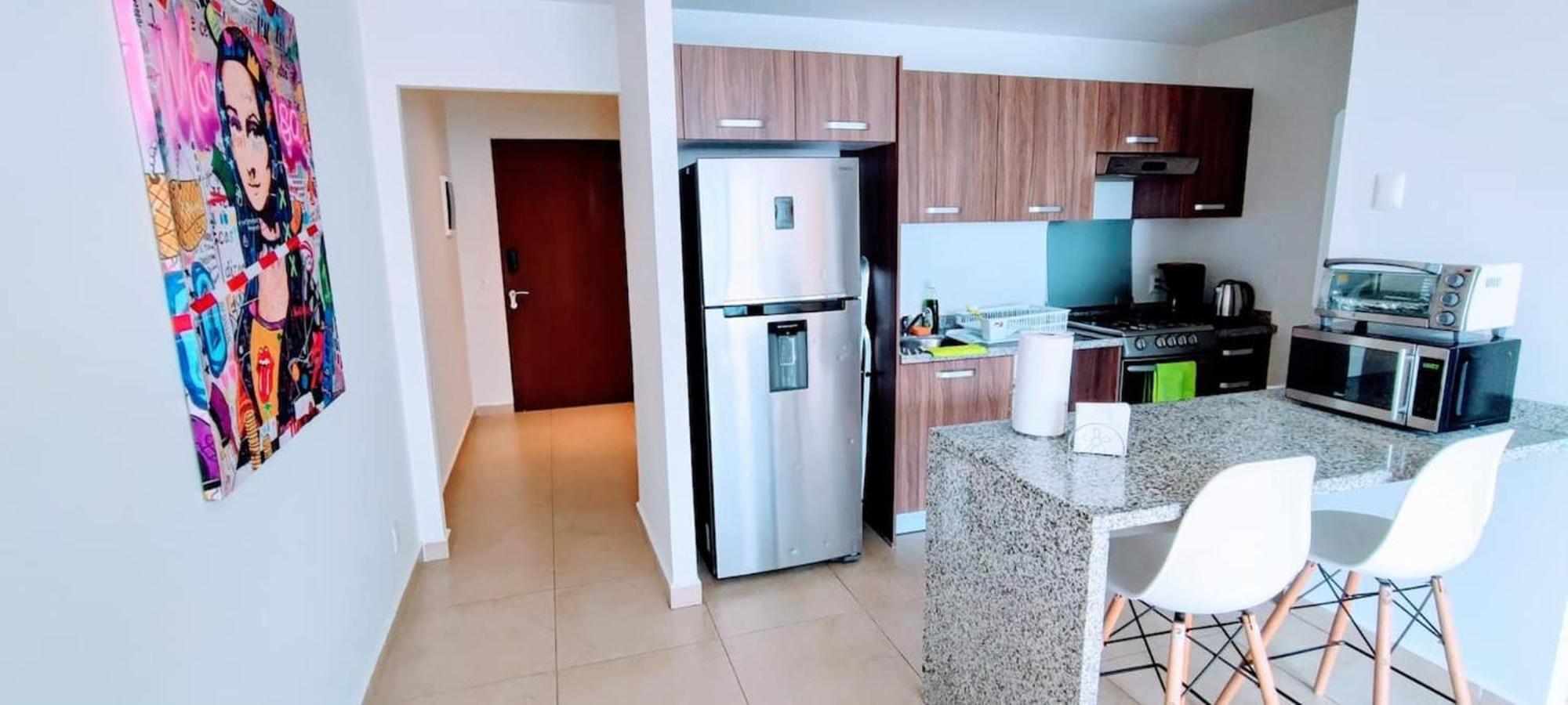 Stylish High-rise Ks Bed, Pool! Apartamento