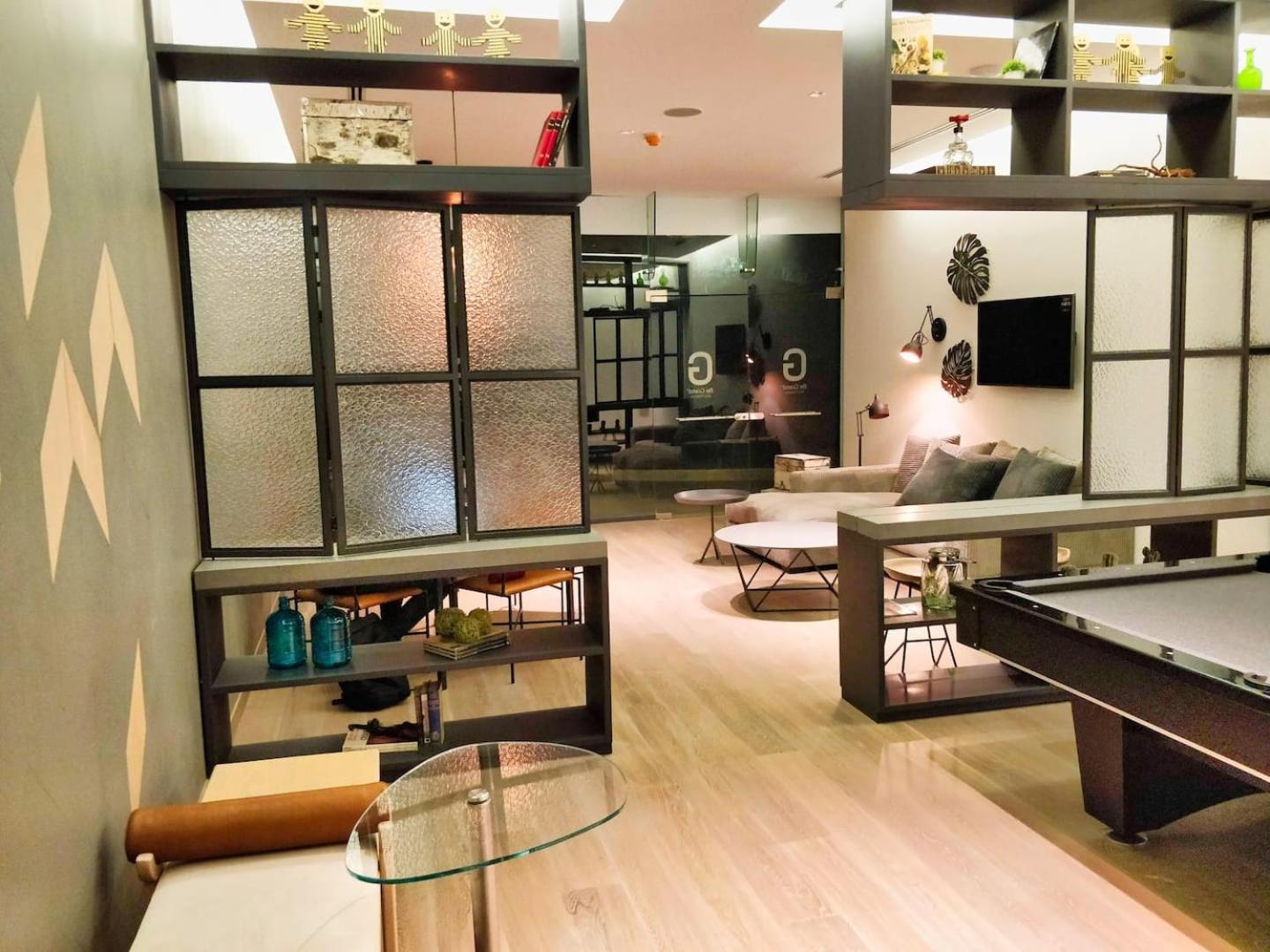 Stylish High-rise Ks Bed, Pool!