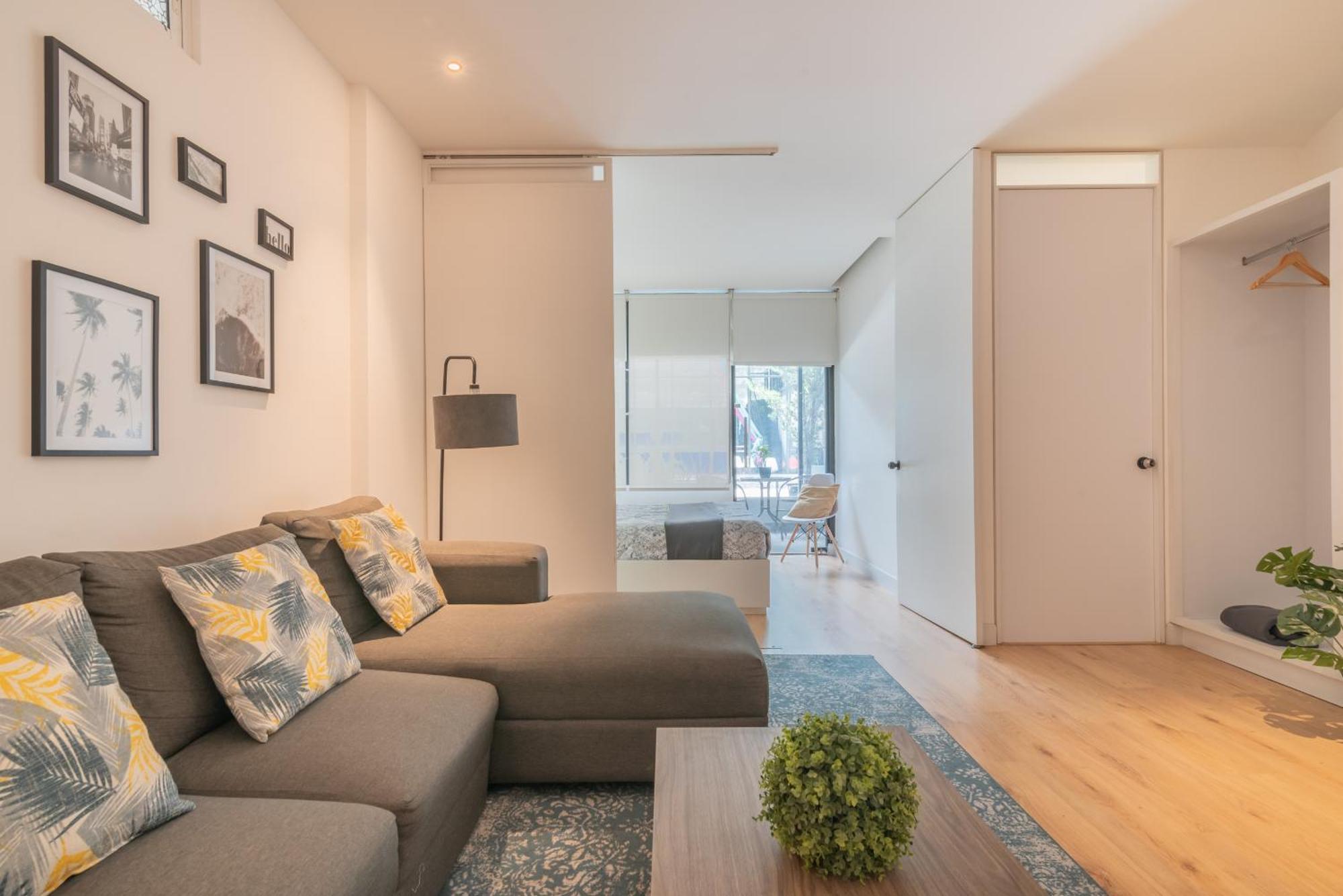 Stylish Quiet Studio, Smart Tv, Six Flags 1k