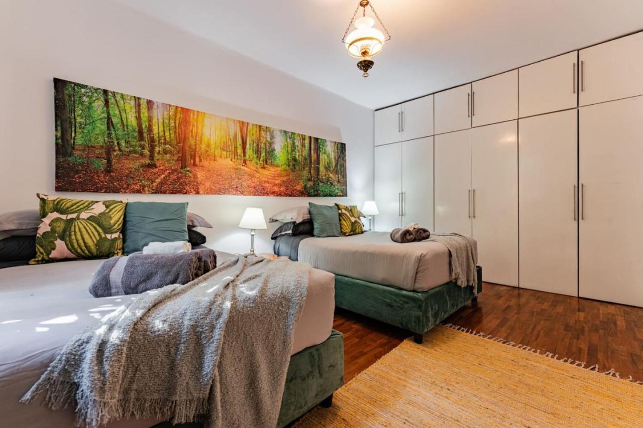 Holiday home Large Group-friendly With Stunning Rooftop