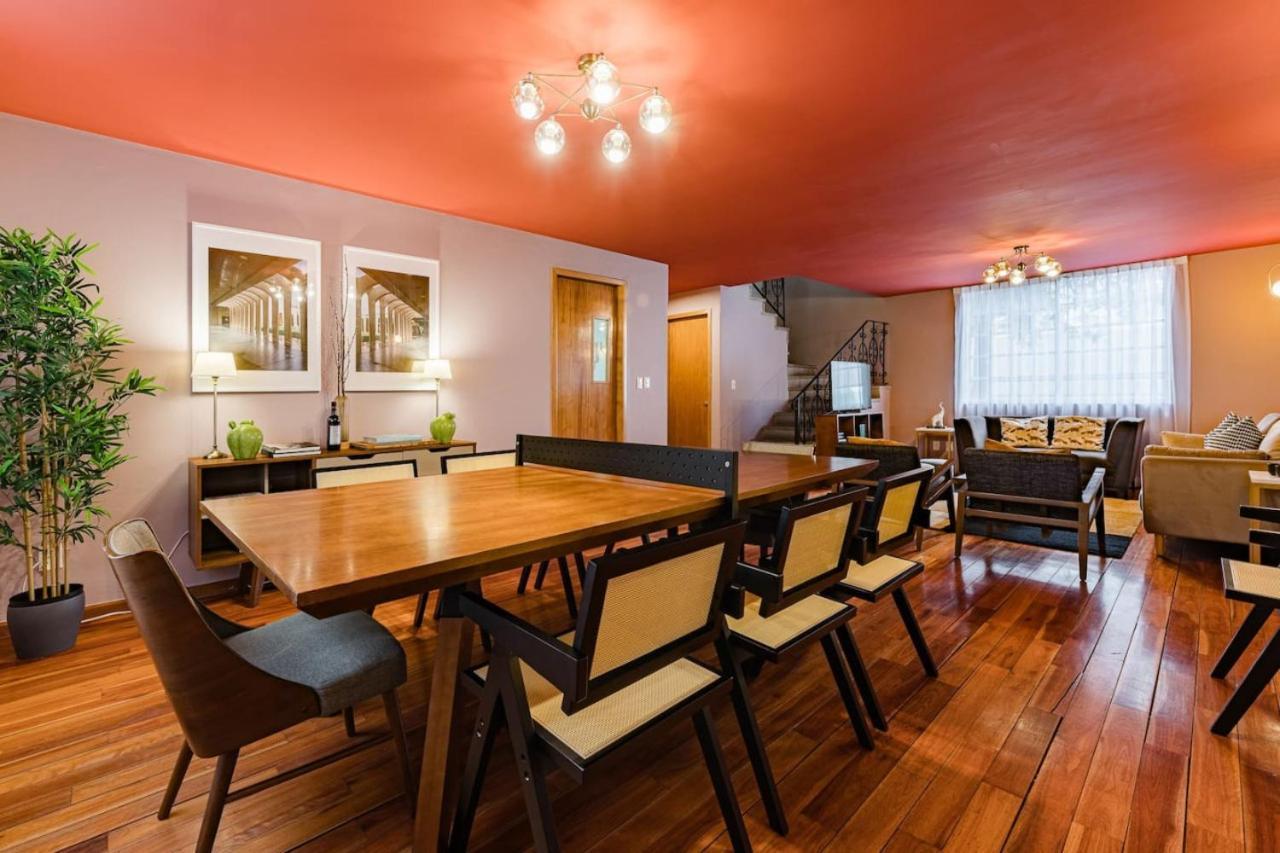 Stylish Getaway With Patio, Near Attractions Сasa de vacaciones
