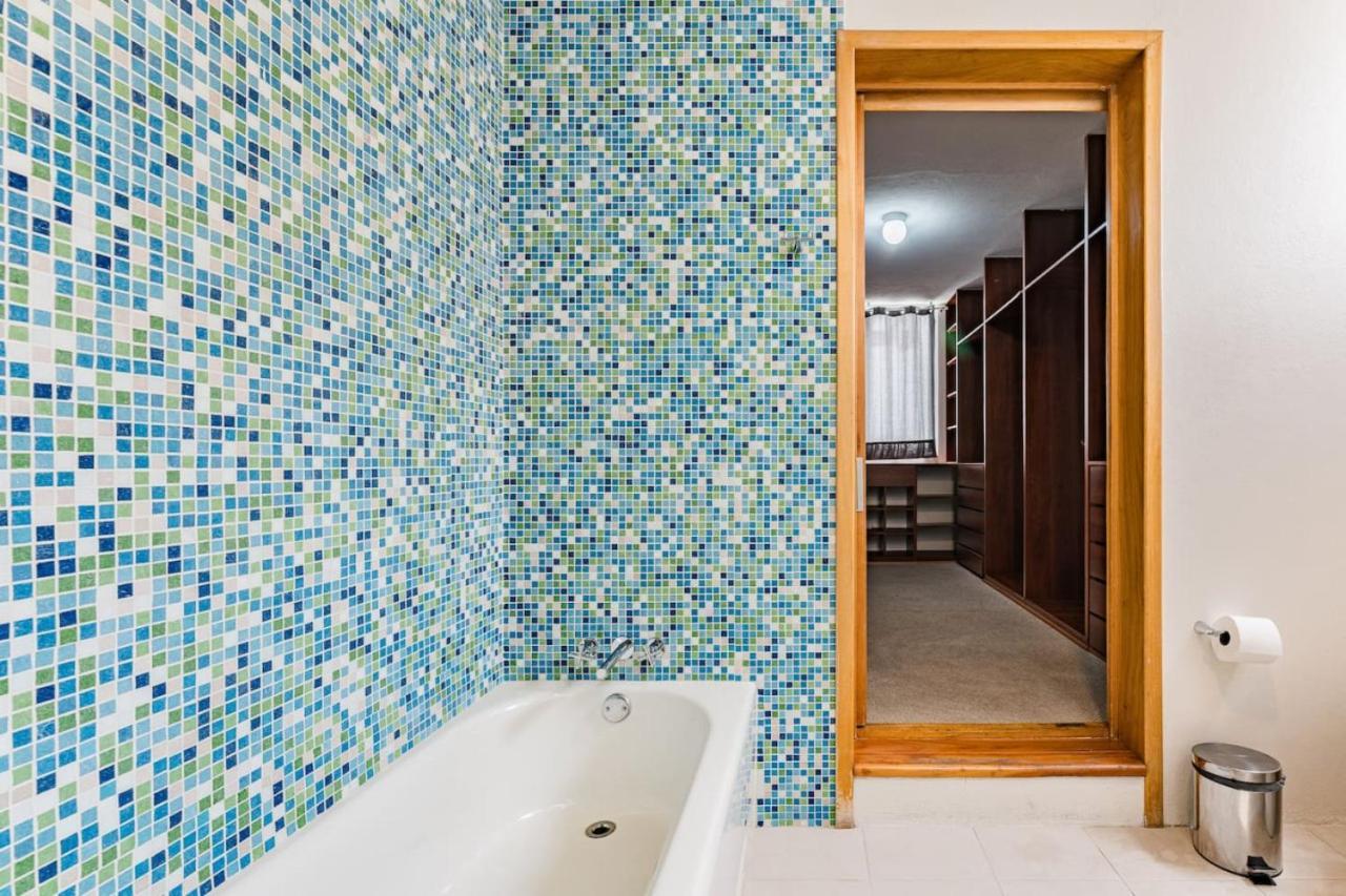 Сasa de vacaciones Stylish Getaway With Patio, Near Attractions *