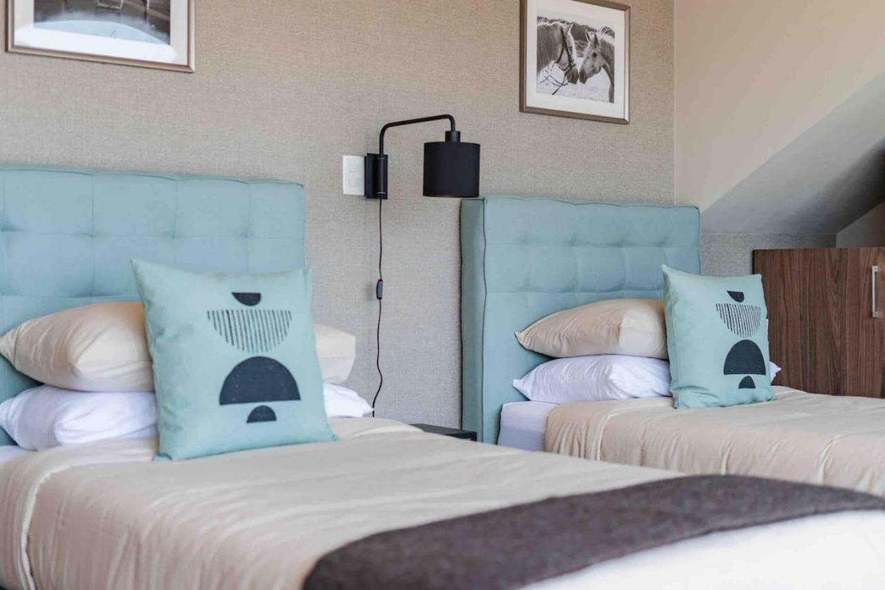Stylish 3-level Penthouse With Private Rooftop Holiday home *