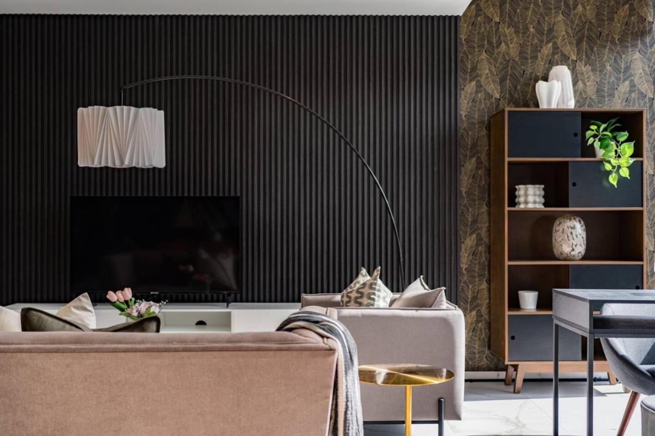 Urban Elegance With Balcony Views Apartamento
