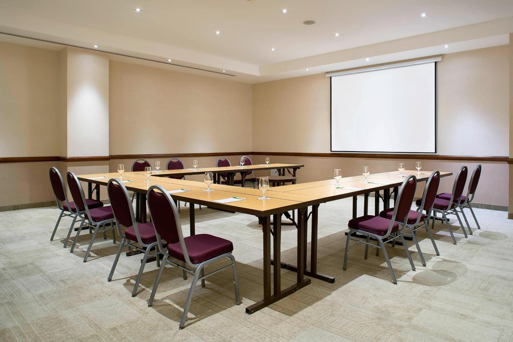 Courtyard By Marriott Airport Hotel