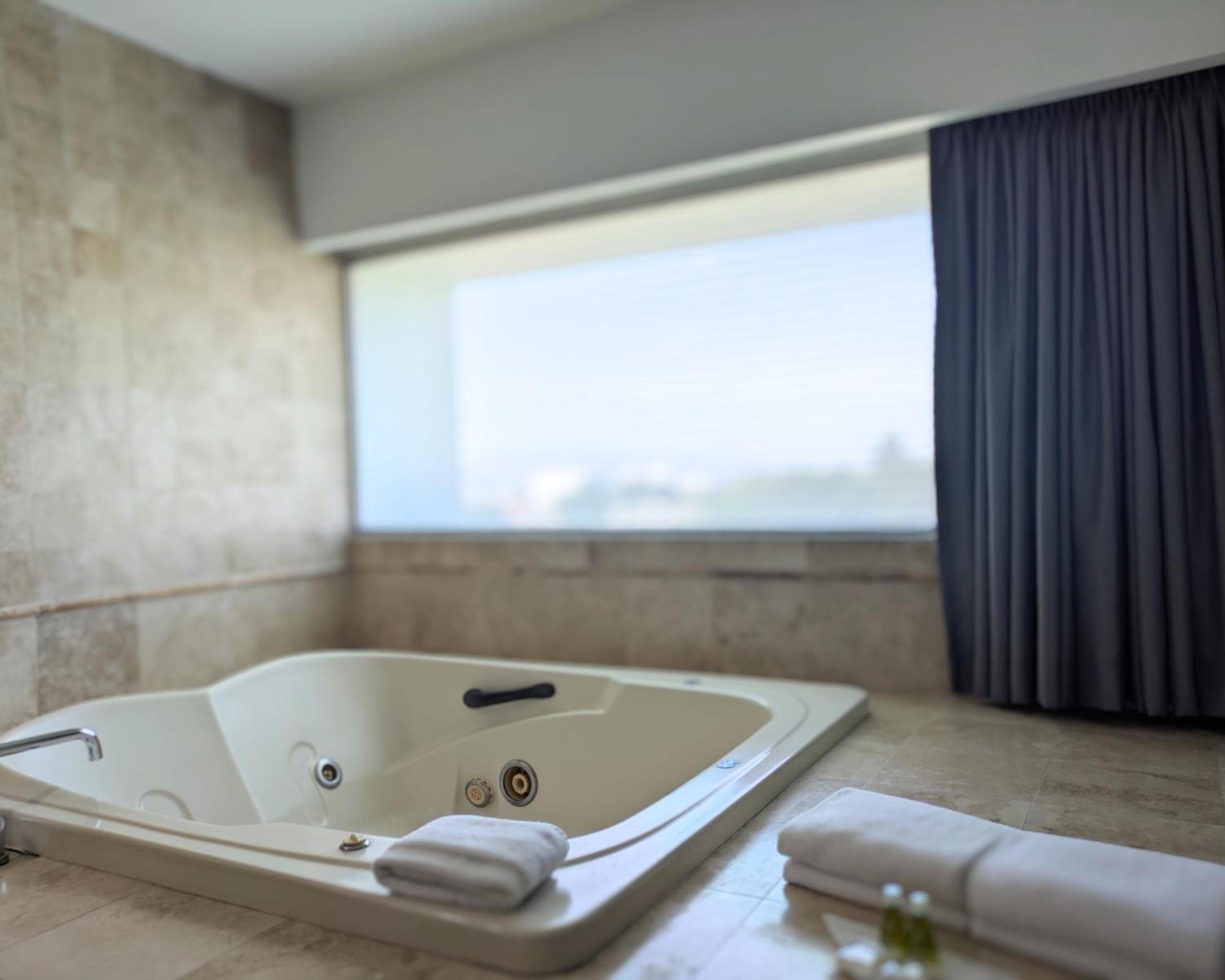 We Aeropuerto Hotel 4*
