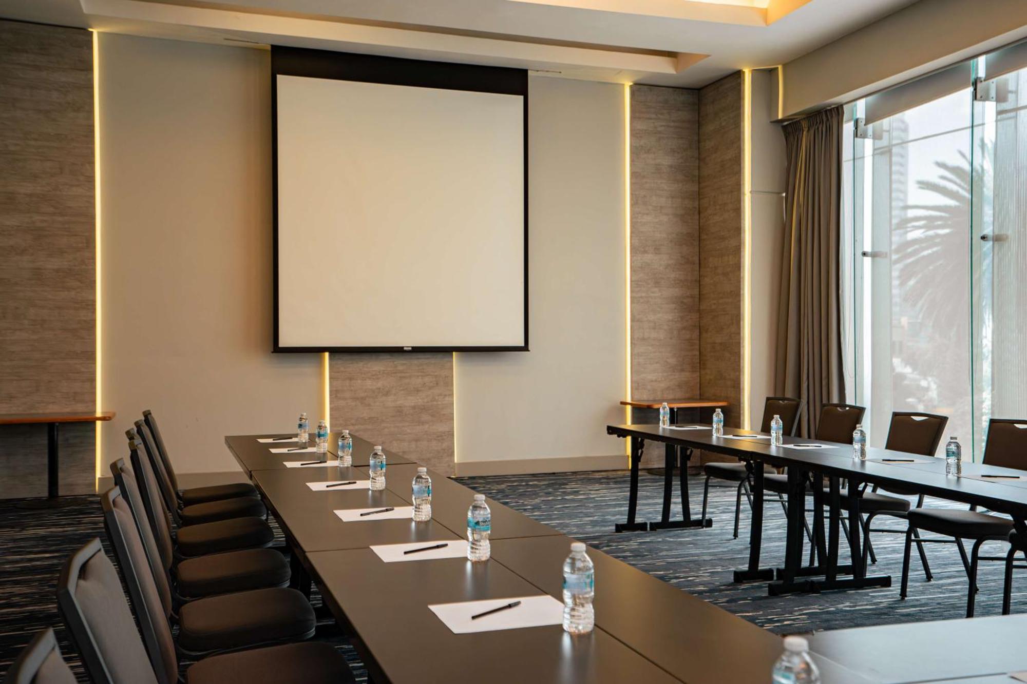 Hotel Hilton Garden Santa Fe Mexico City