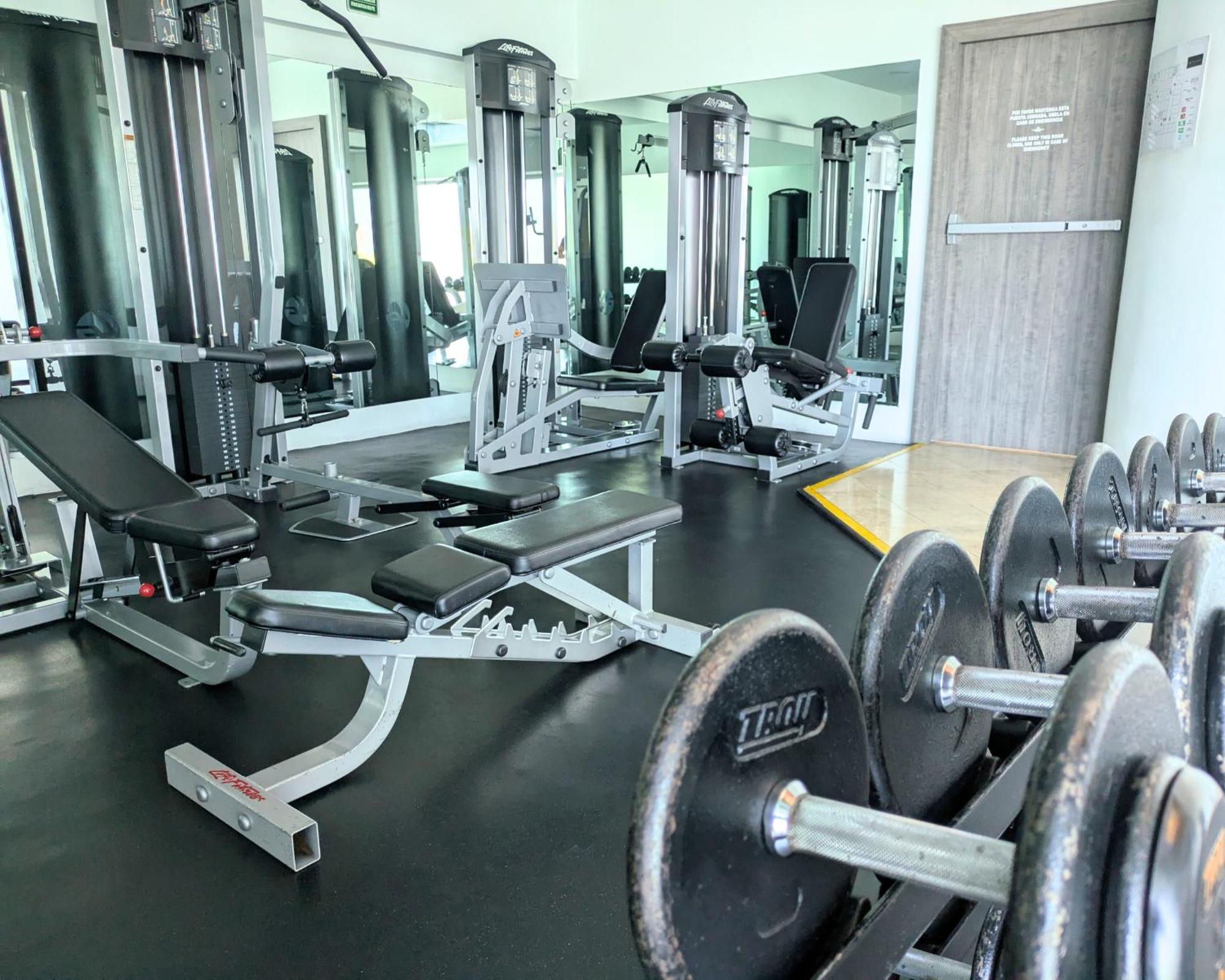 We Aeropuerto Hotel 4*