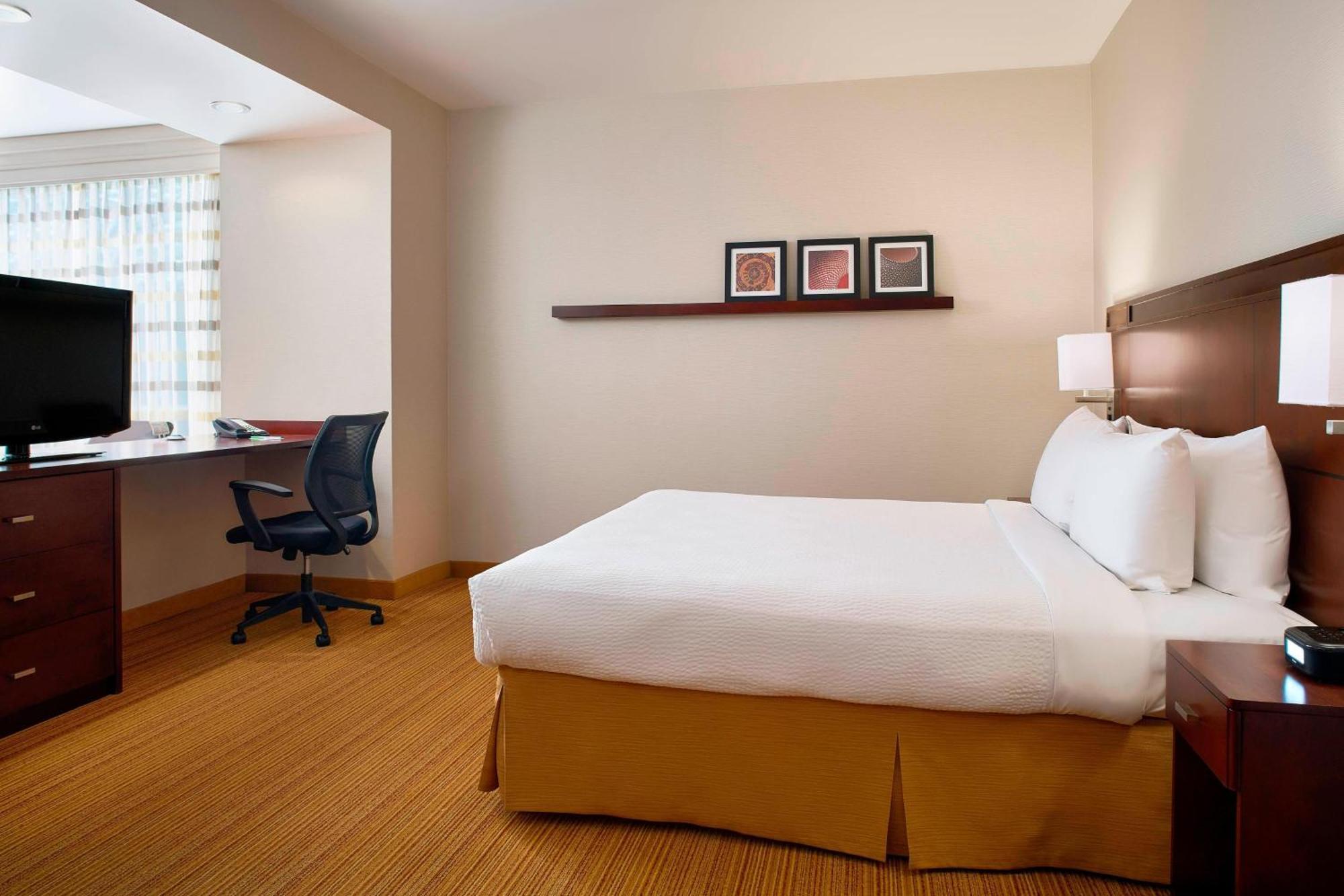Courtyard By Marriott Airport Hotel 4*