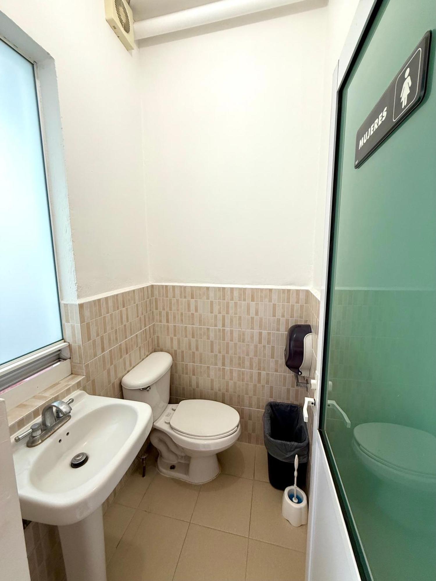 Hostal Roomies Reforma - La Diana *