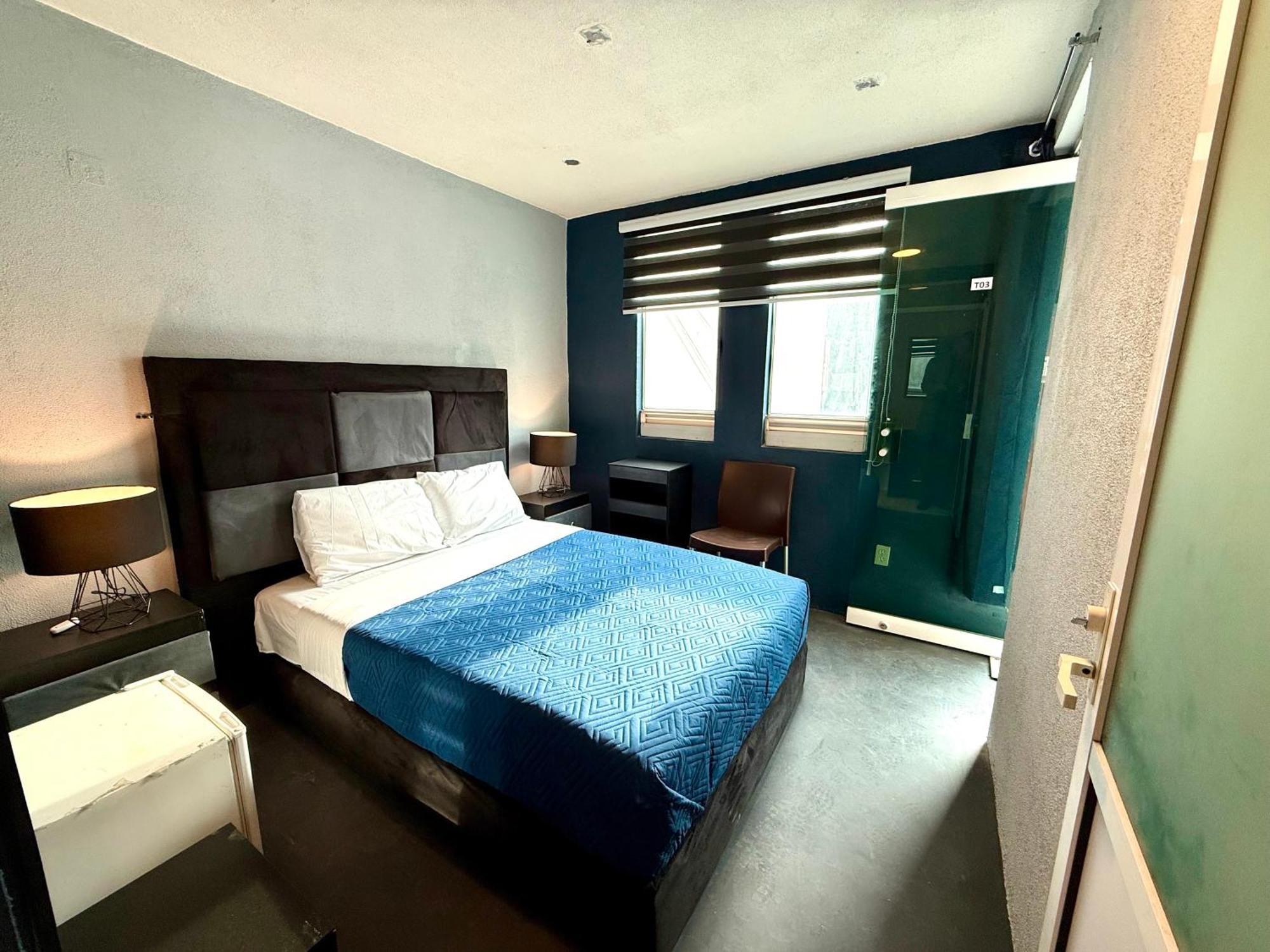 Hostal Roomies Reforma - La Diana *