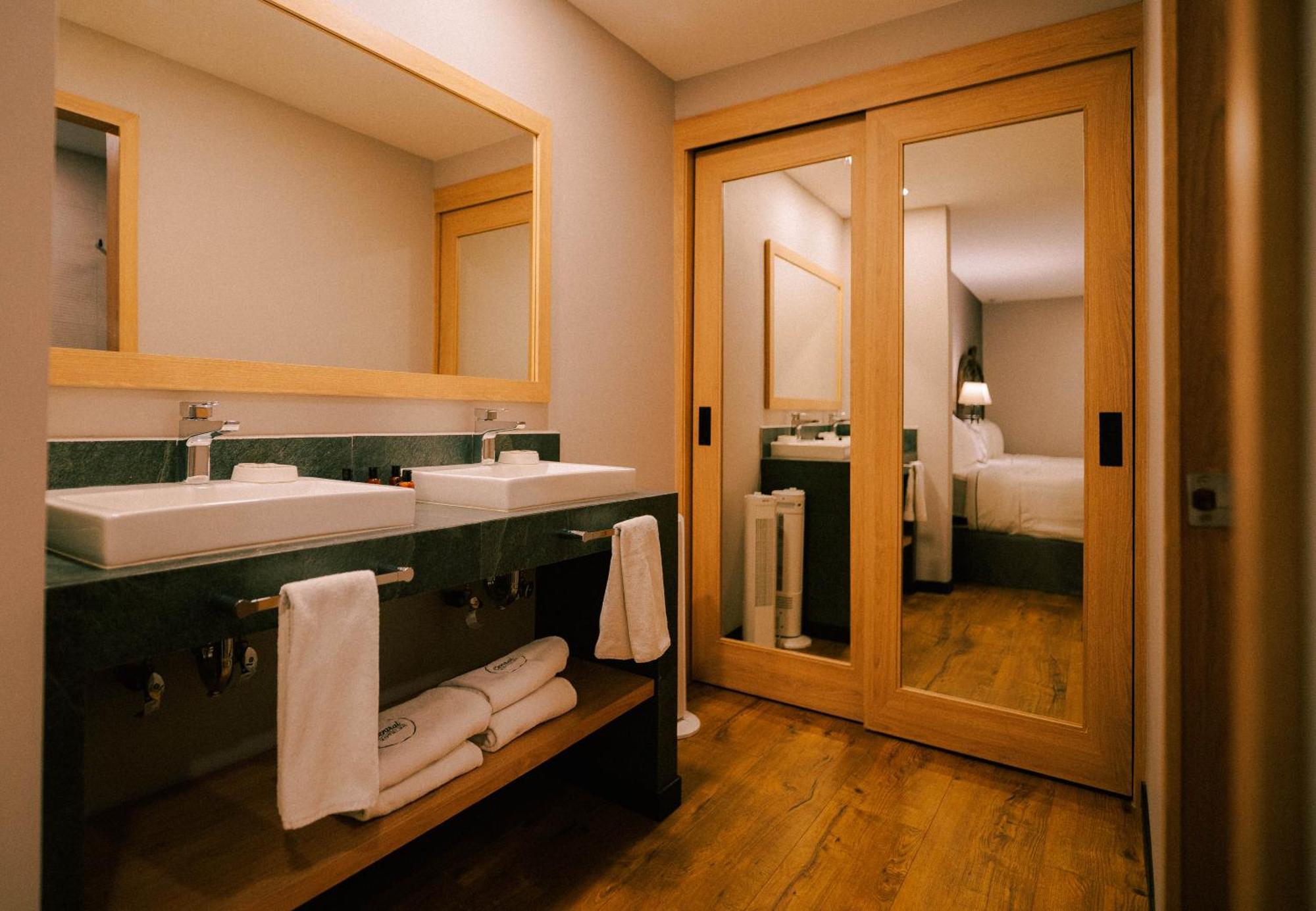 Canada Hotel 4*