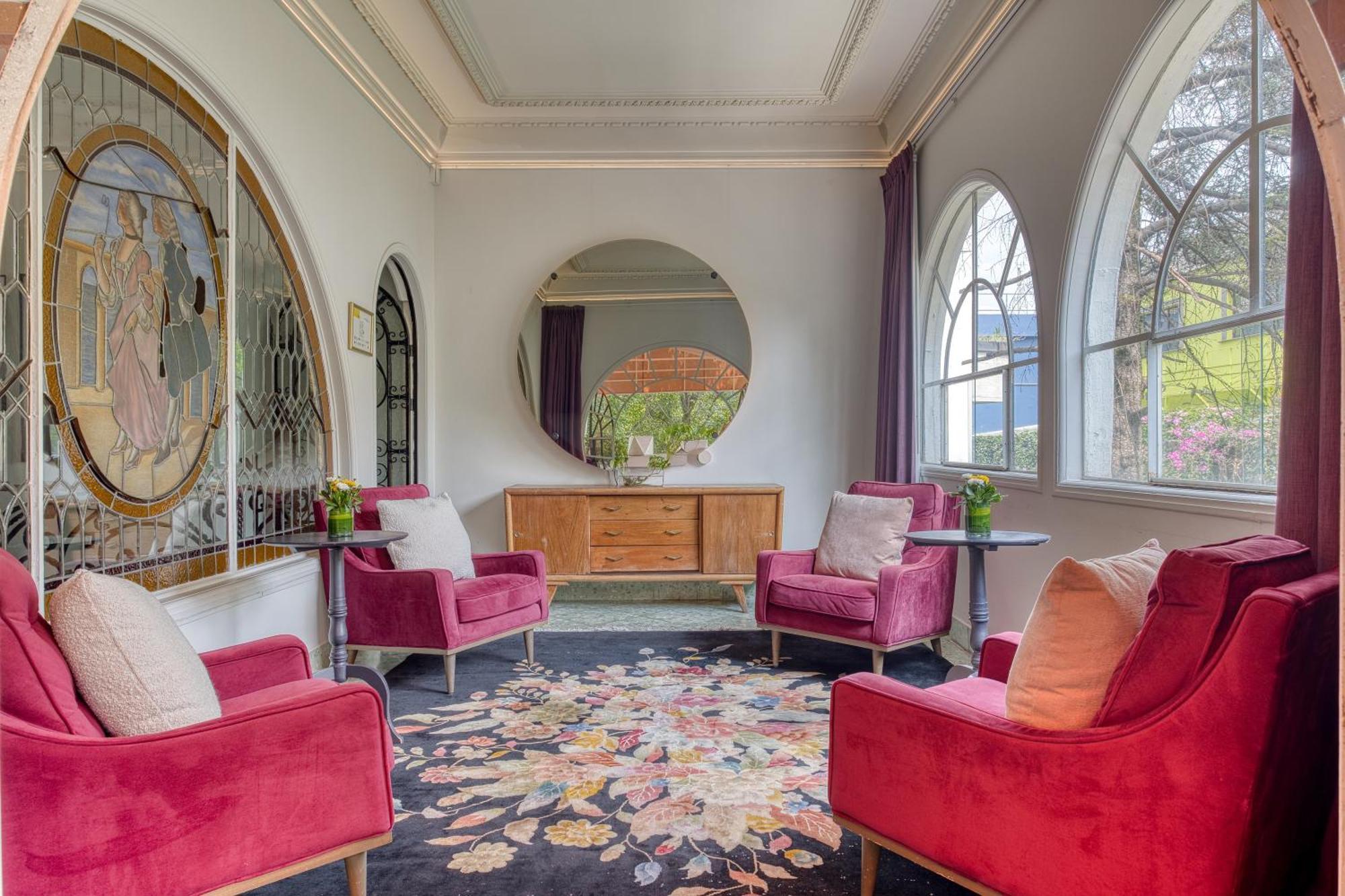 Pug Seal Polanco Anatole France Hotel 5*