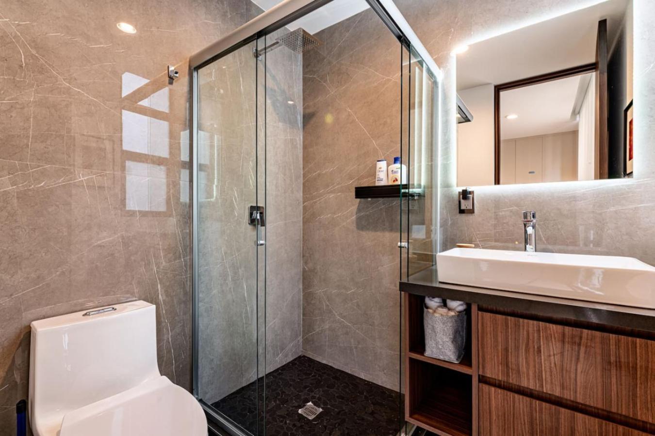 Stylish Urban Retreat With Balcony And Coworking Space Apartment *