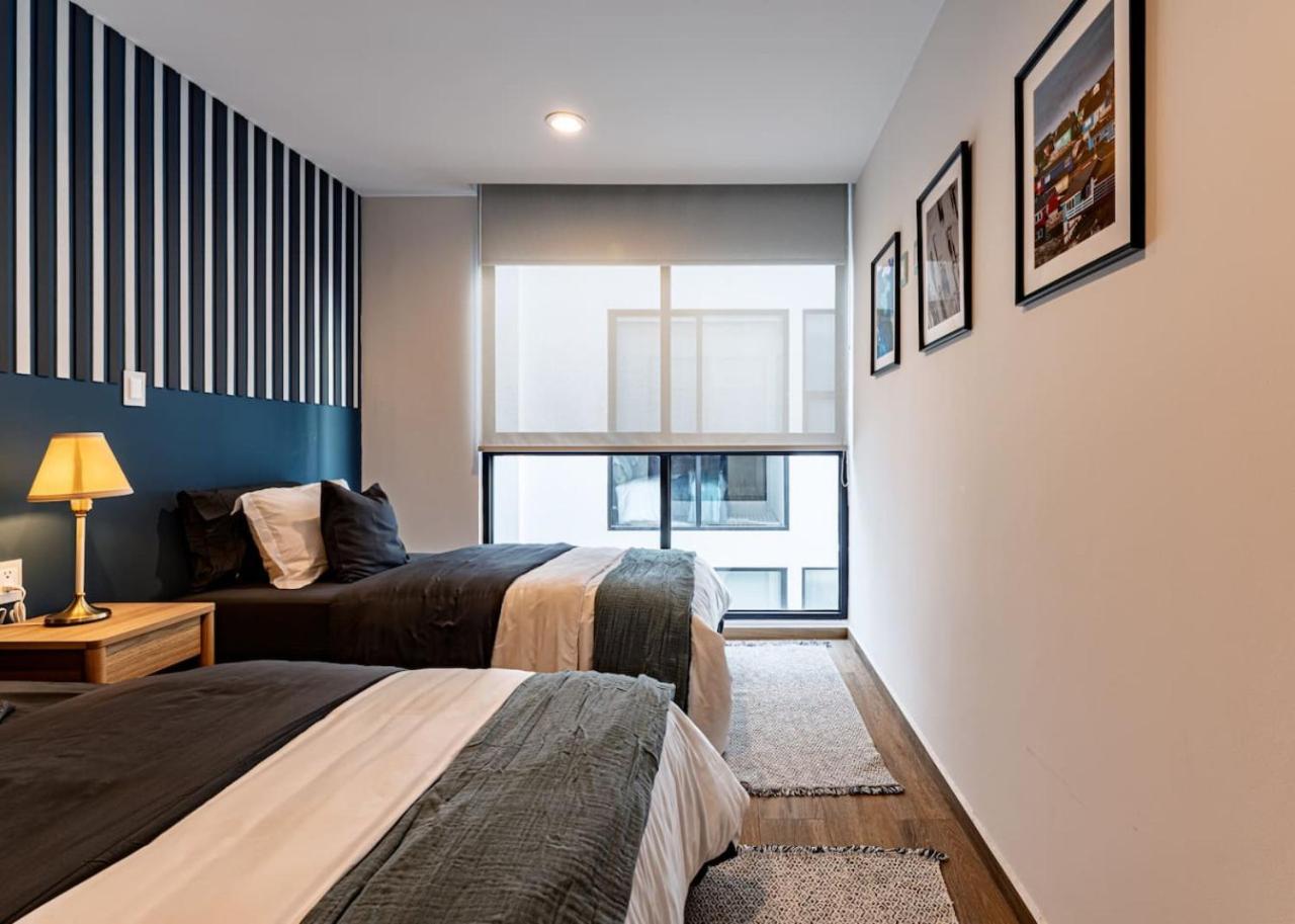 Stylish Urban Retreat With Balcony And Coworking Space