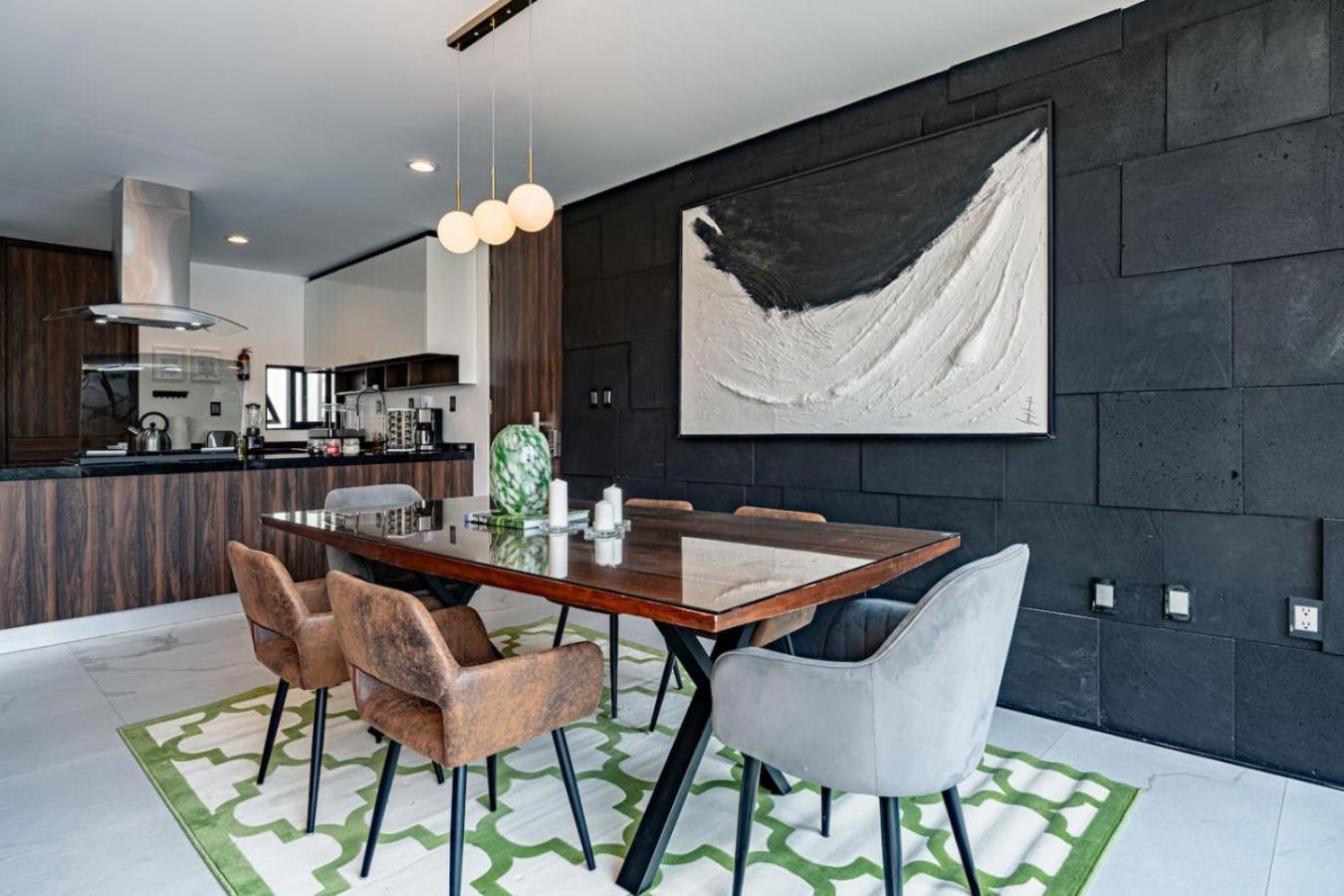 Stylish 2 Oasis With Private Balconies *