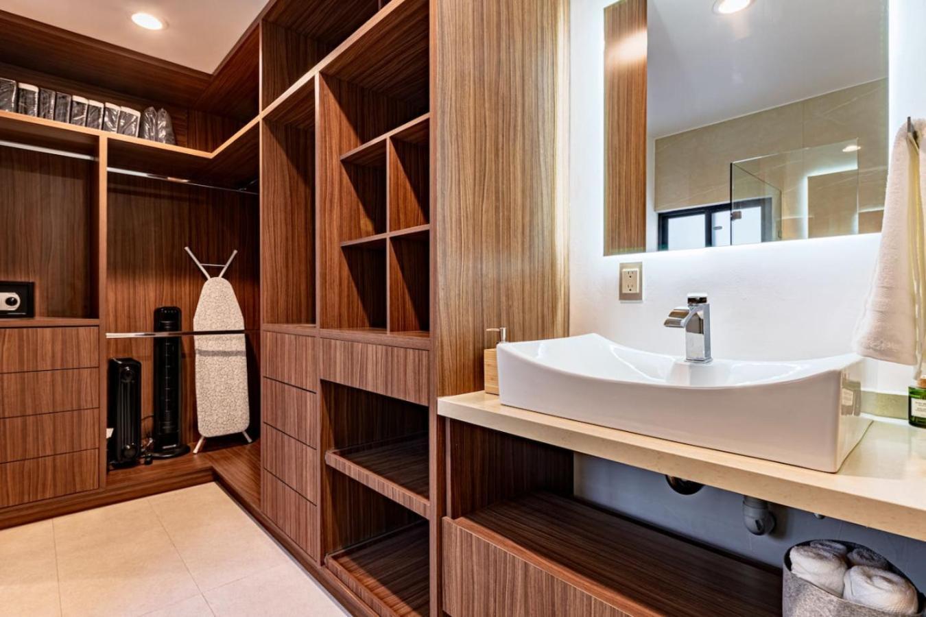 Stylish Urban Retreat With Balcony And Coworking Space