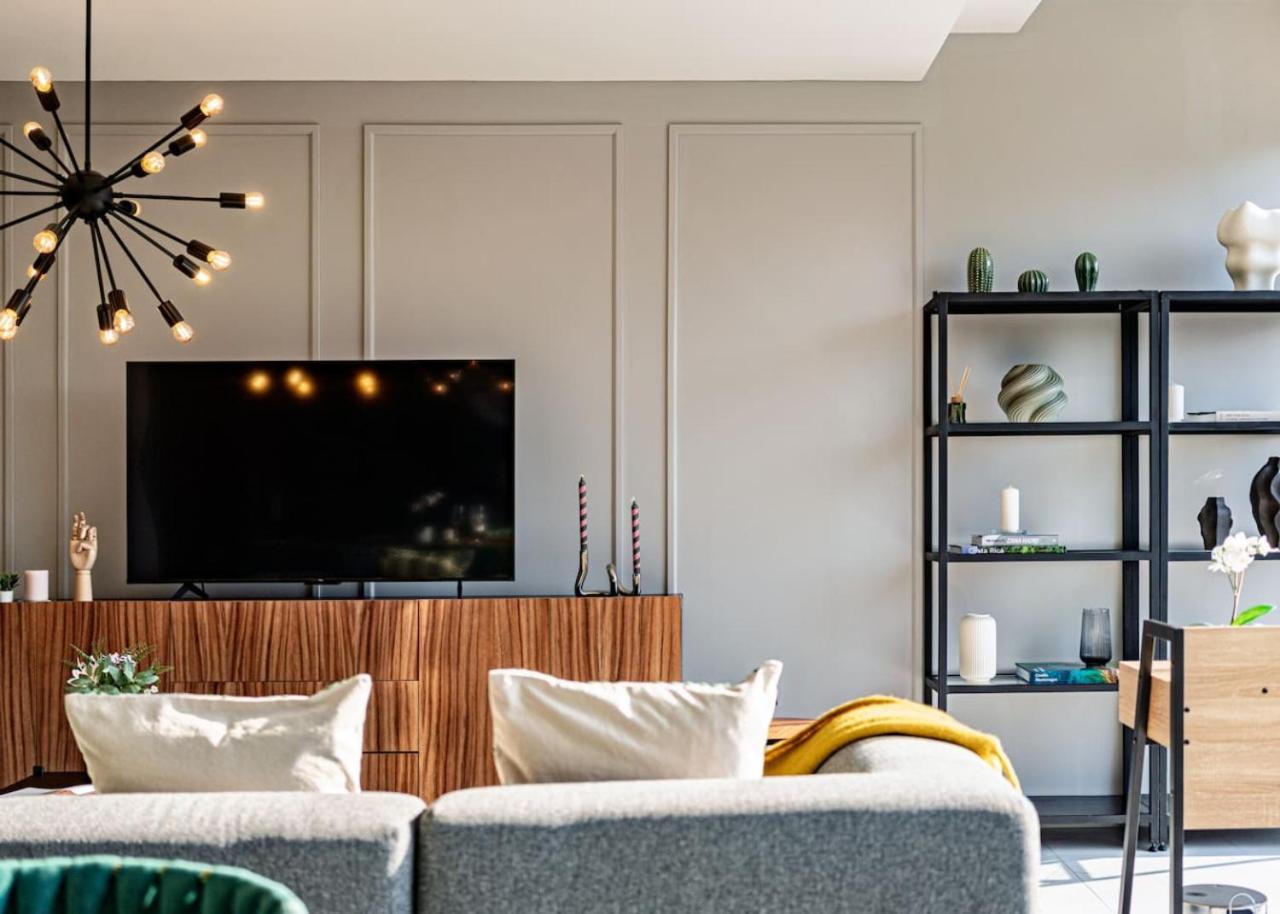 Stylish Urban Retreat With Balcony And Coworking Space Apartment *