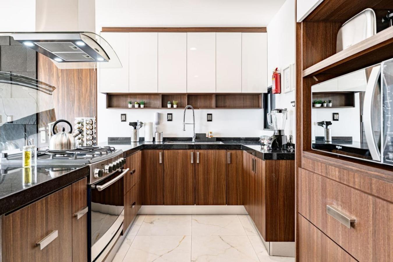 Stylish Urban Retreat With Balcony And Coworking Space