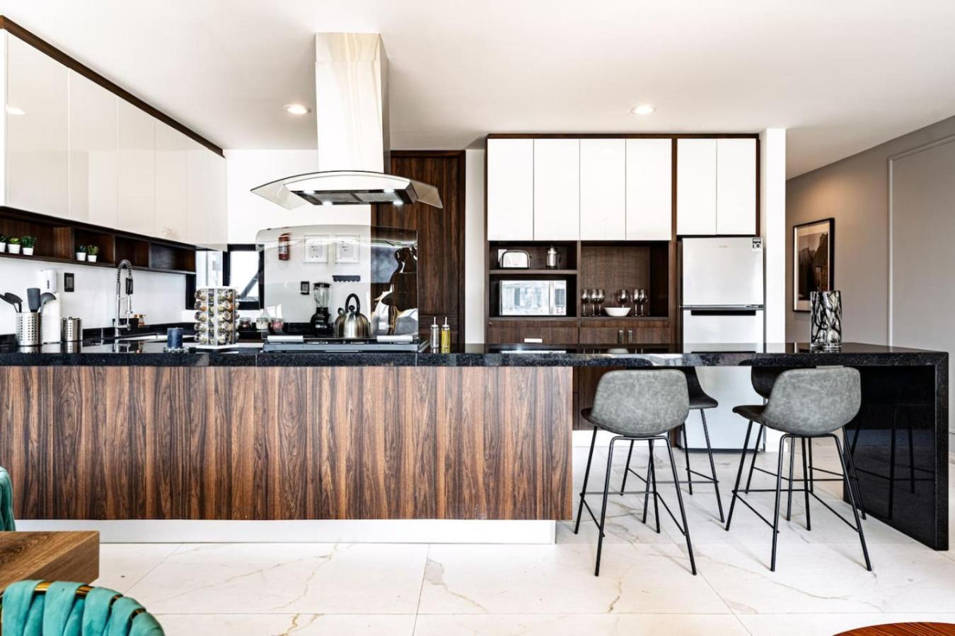 Apartment Stylish Urban Retreat With Balcony And Coworking Space