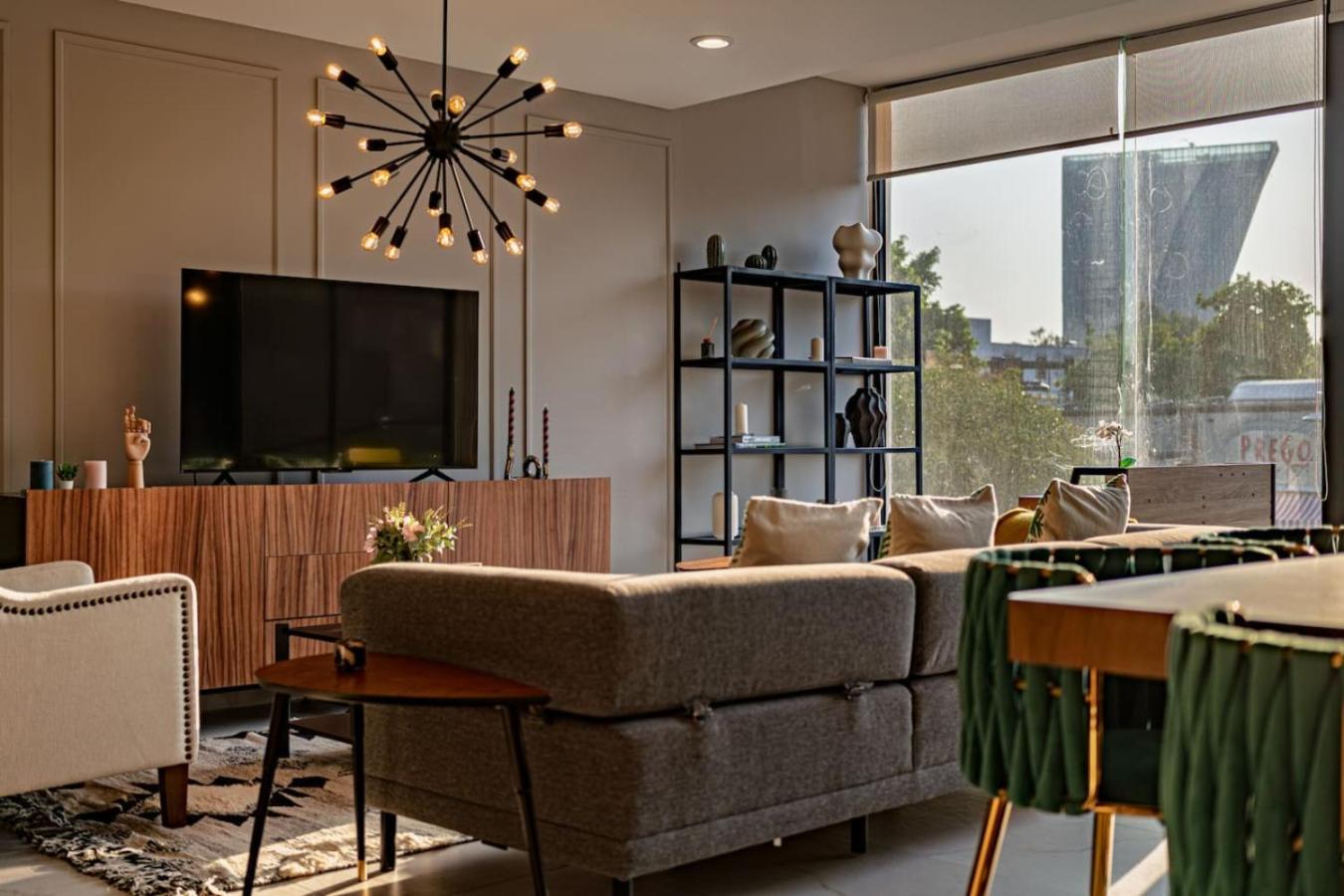 Stylish Urban Retreat With Balcony And Coworking Space Apartment