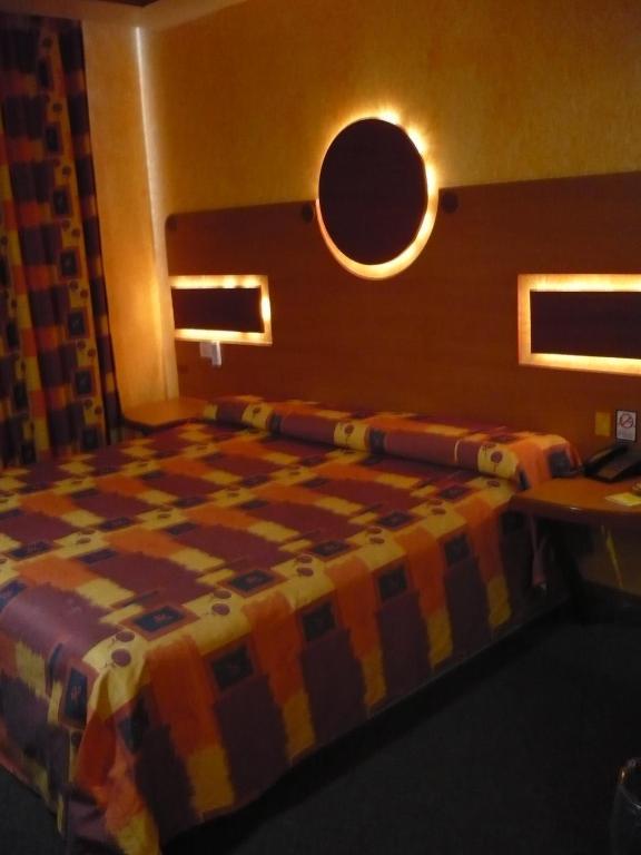 Universal Hotel *