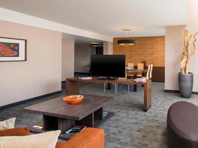 Sheraton Santa Fe, Hotel