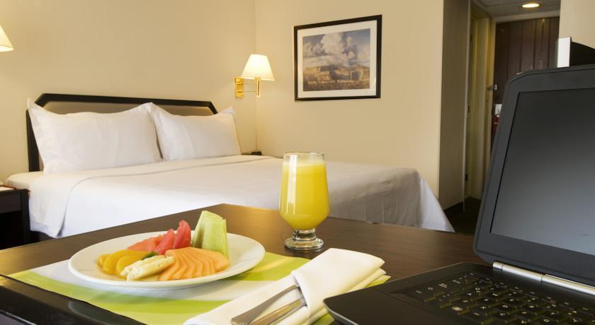 Hotel Fiesta Aeropuerto Cd 3*