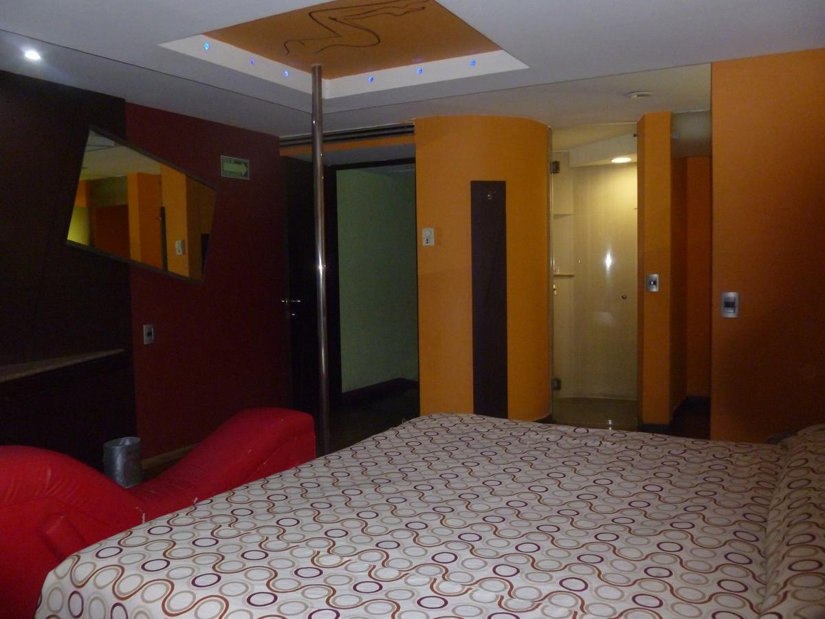 Hotel del amor Auto Rosso México DF