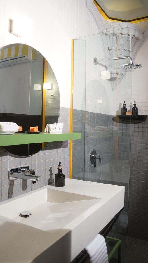 Pug Seal Tennyson Hotel 4*