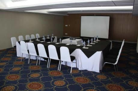 Hotel Doubletree By Hilton Airport Area 3*