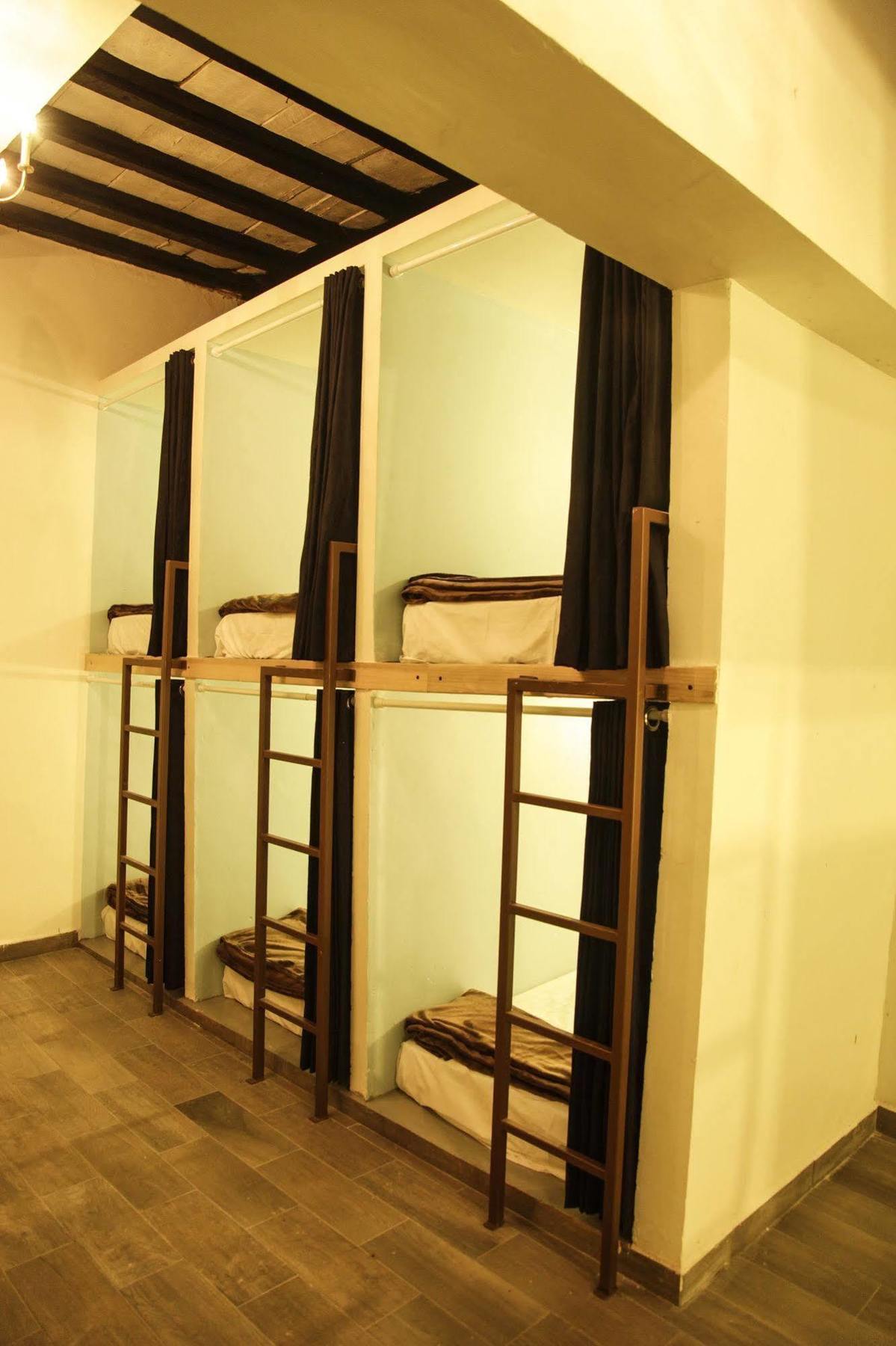 Capsule Hostal *