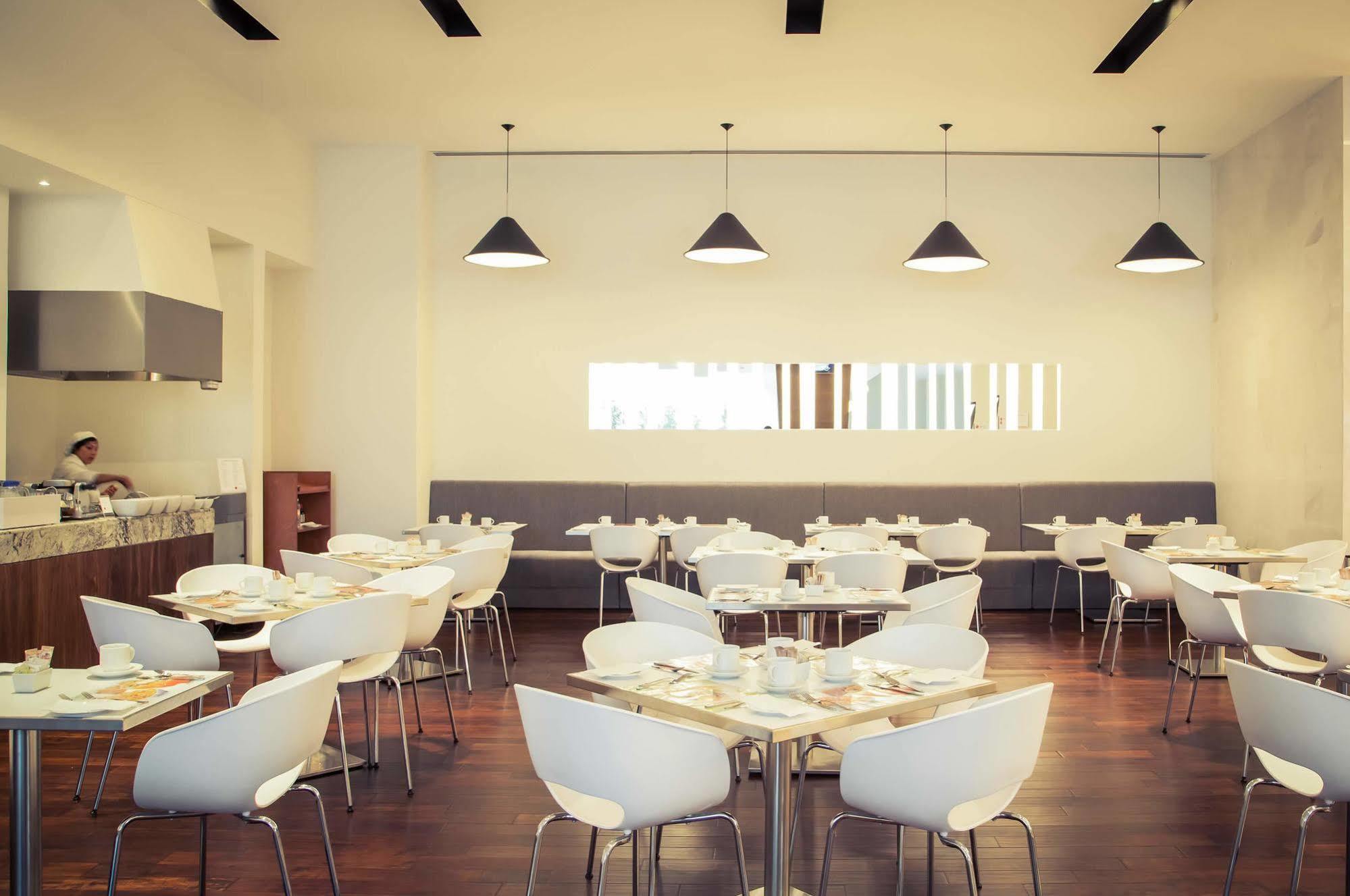 Hotel Fiesta Plaza Aeropuerto 4*
