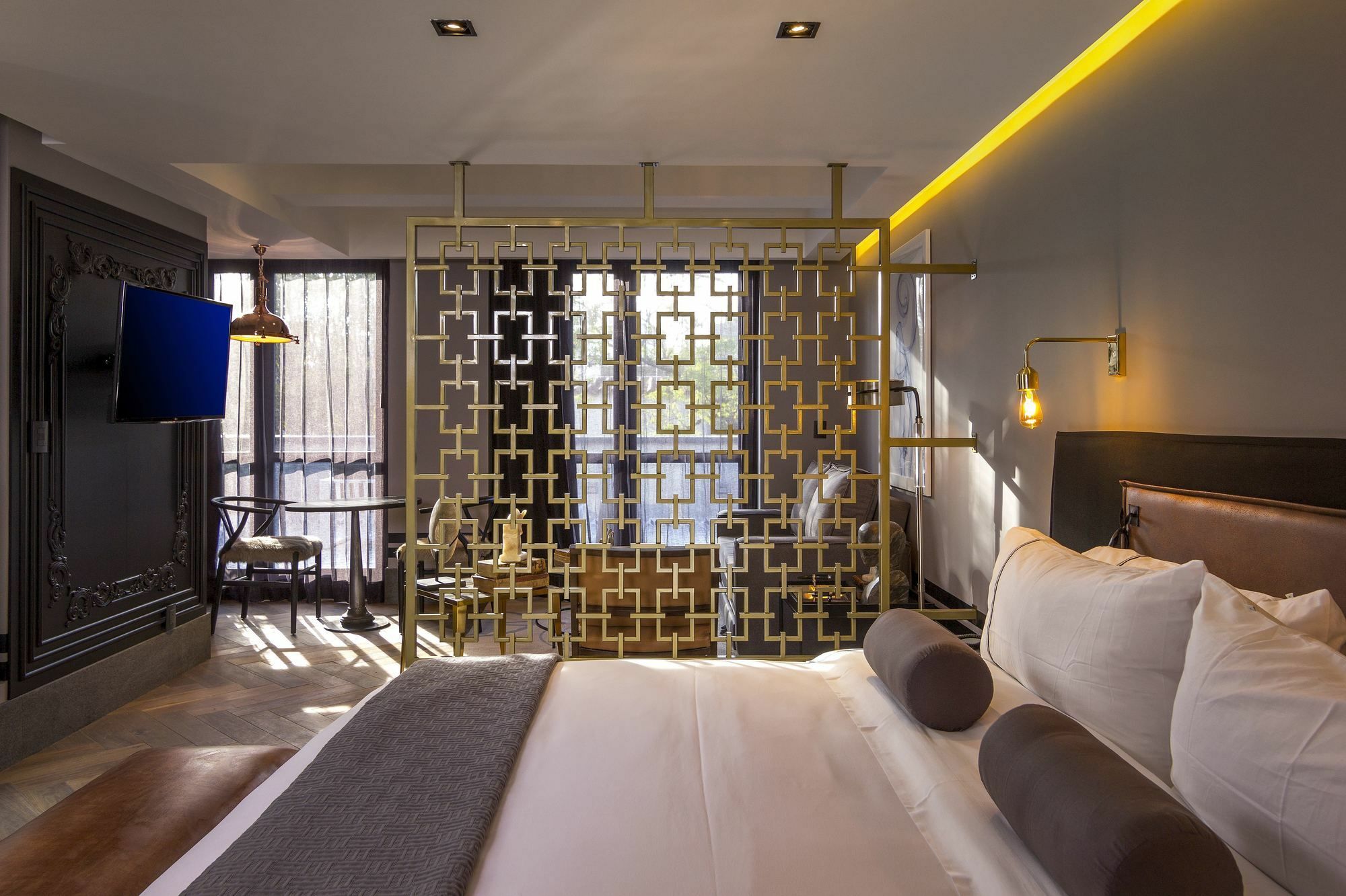 The Wild Oscar Hotel