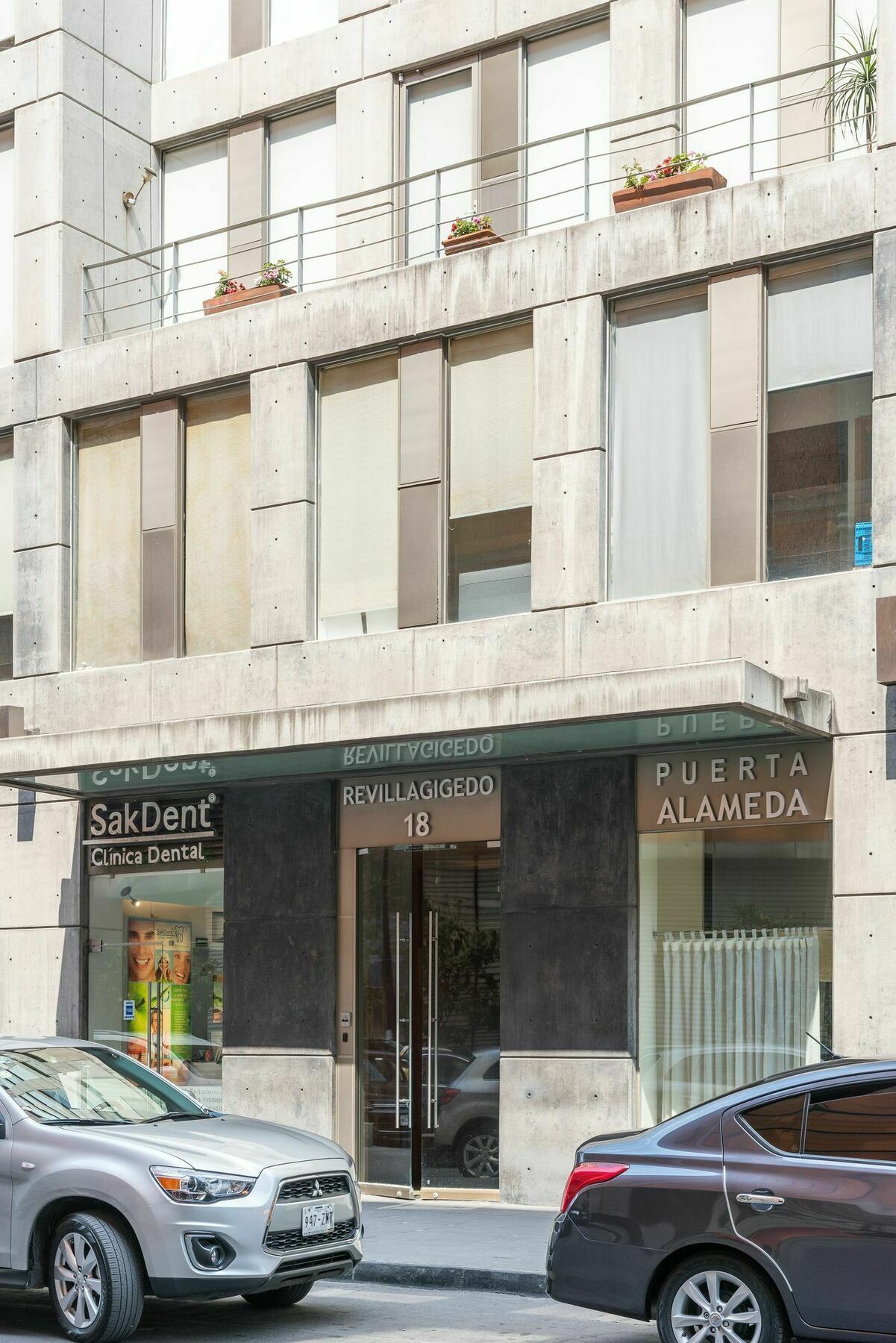 Boutique Downtown 1b