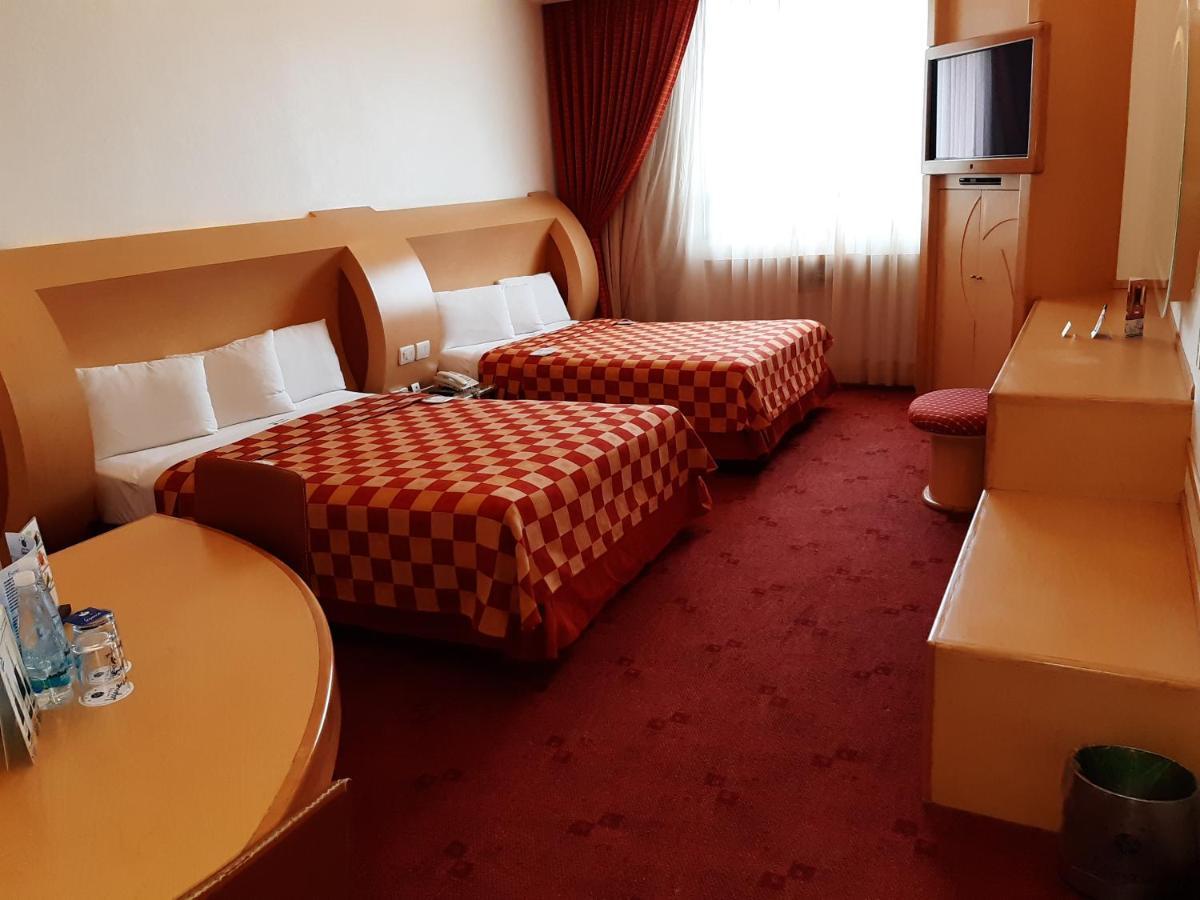 Auto Legaria Hotel